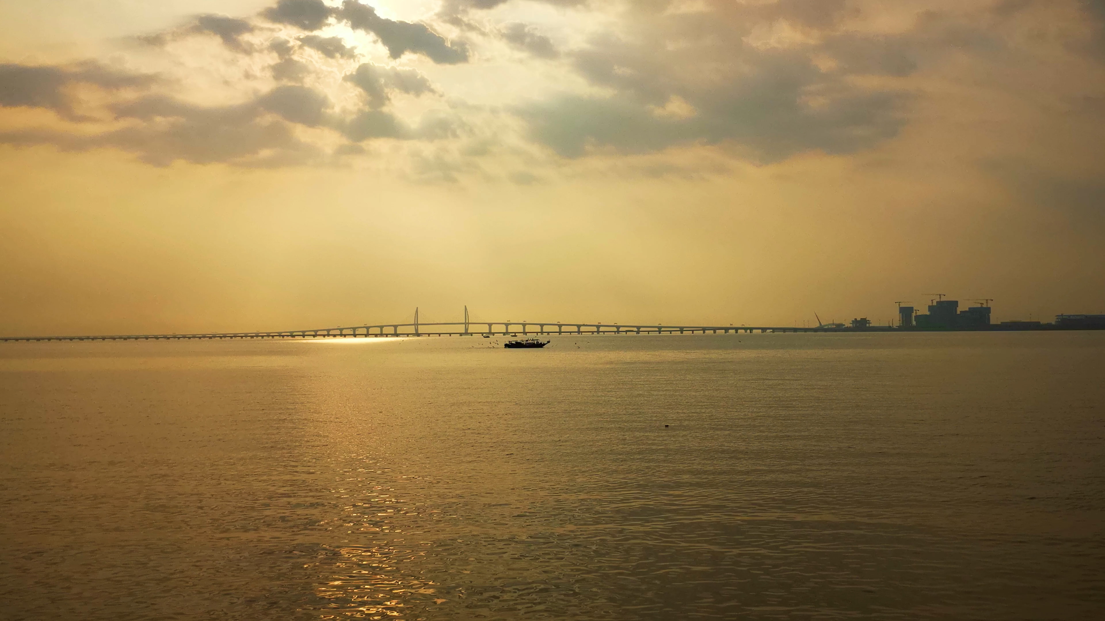 4K实拍广东省珠江清晨朝阳下港珠澳大桥实景视频视频的预览图