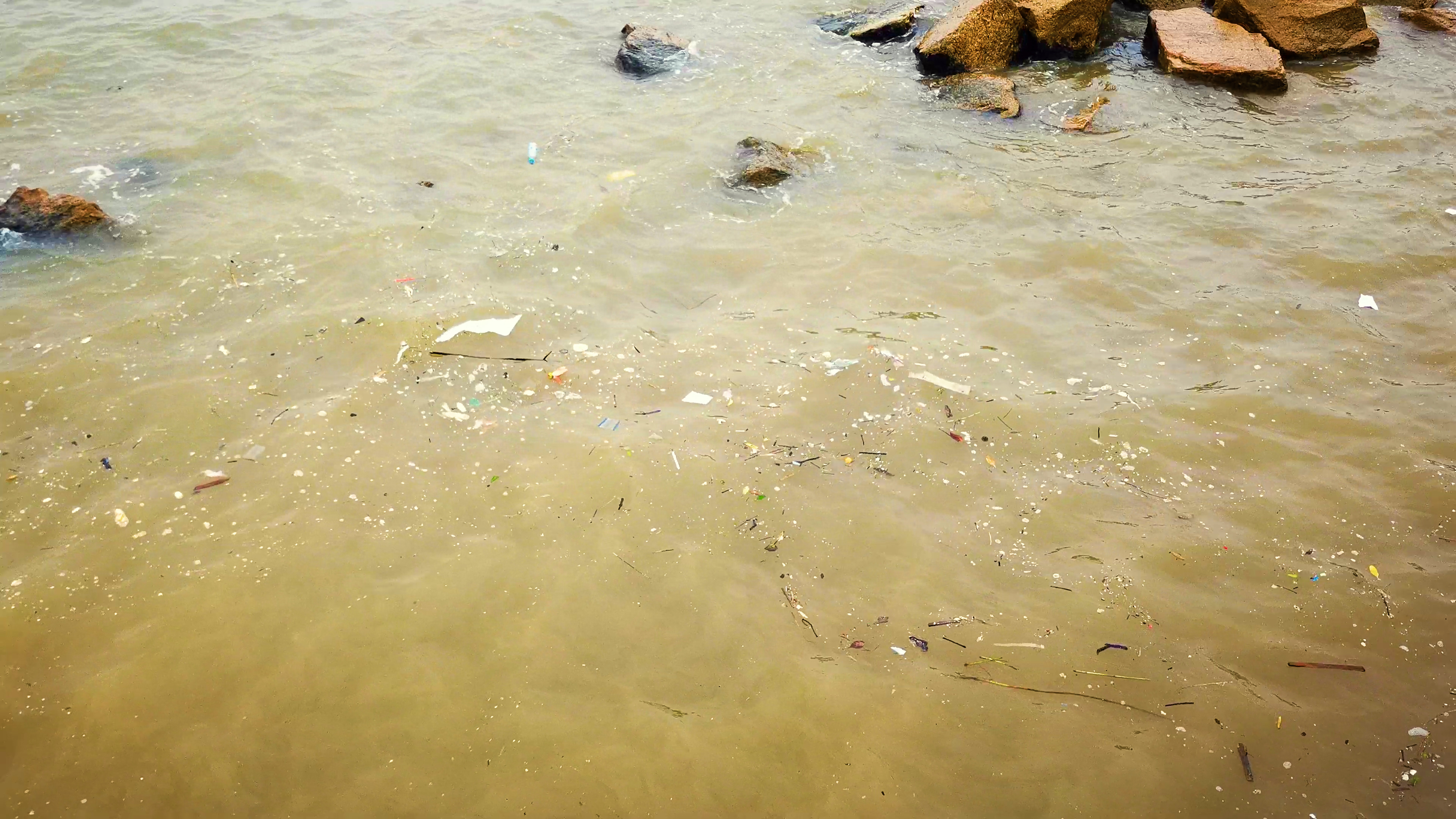 4K实拍海面垃圾污染环境污染新闻素材视频视频的预览图