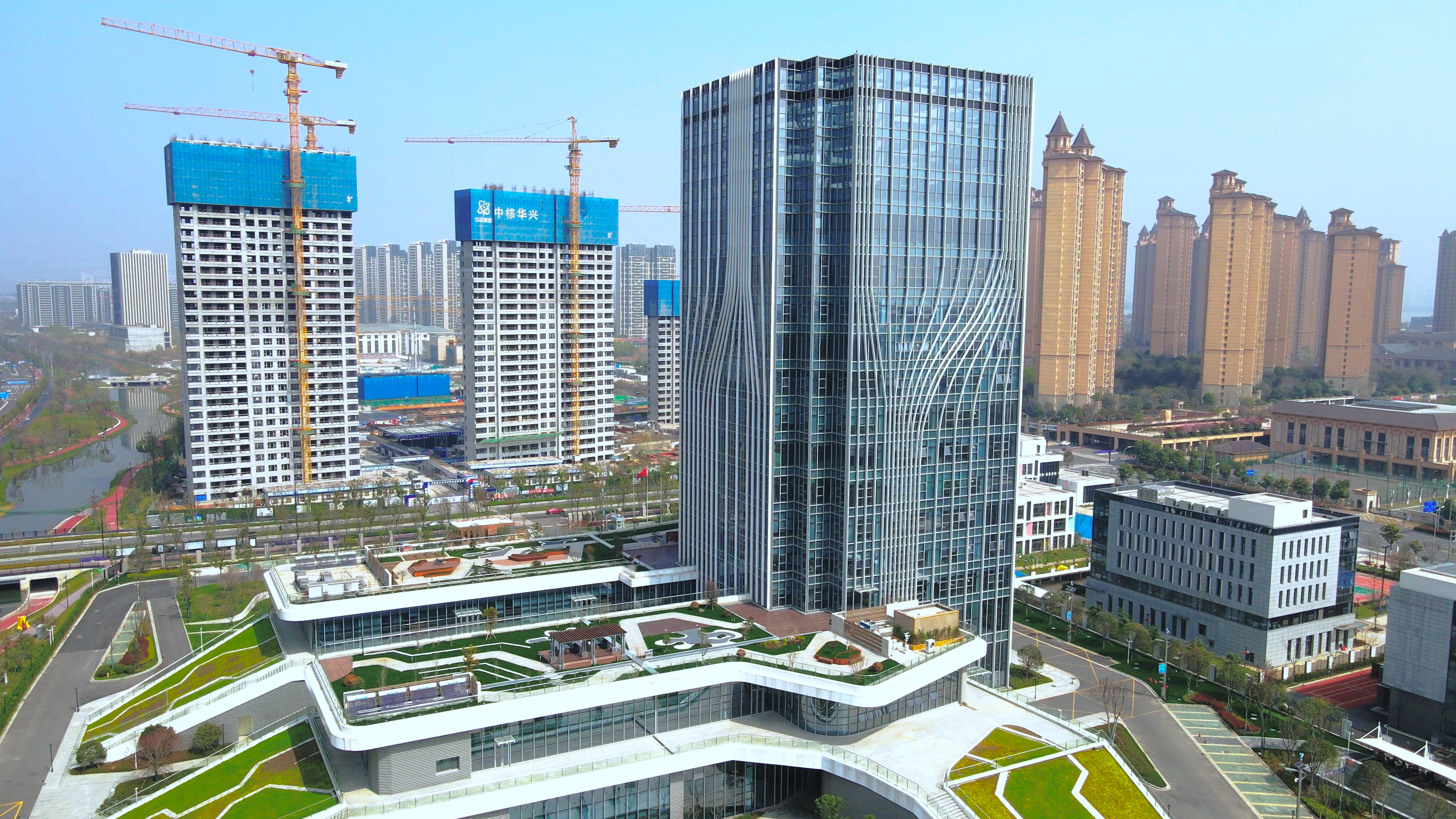 4K航拍南京江北新区电网调度大厦视频的预览图
