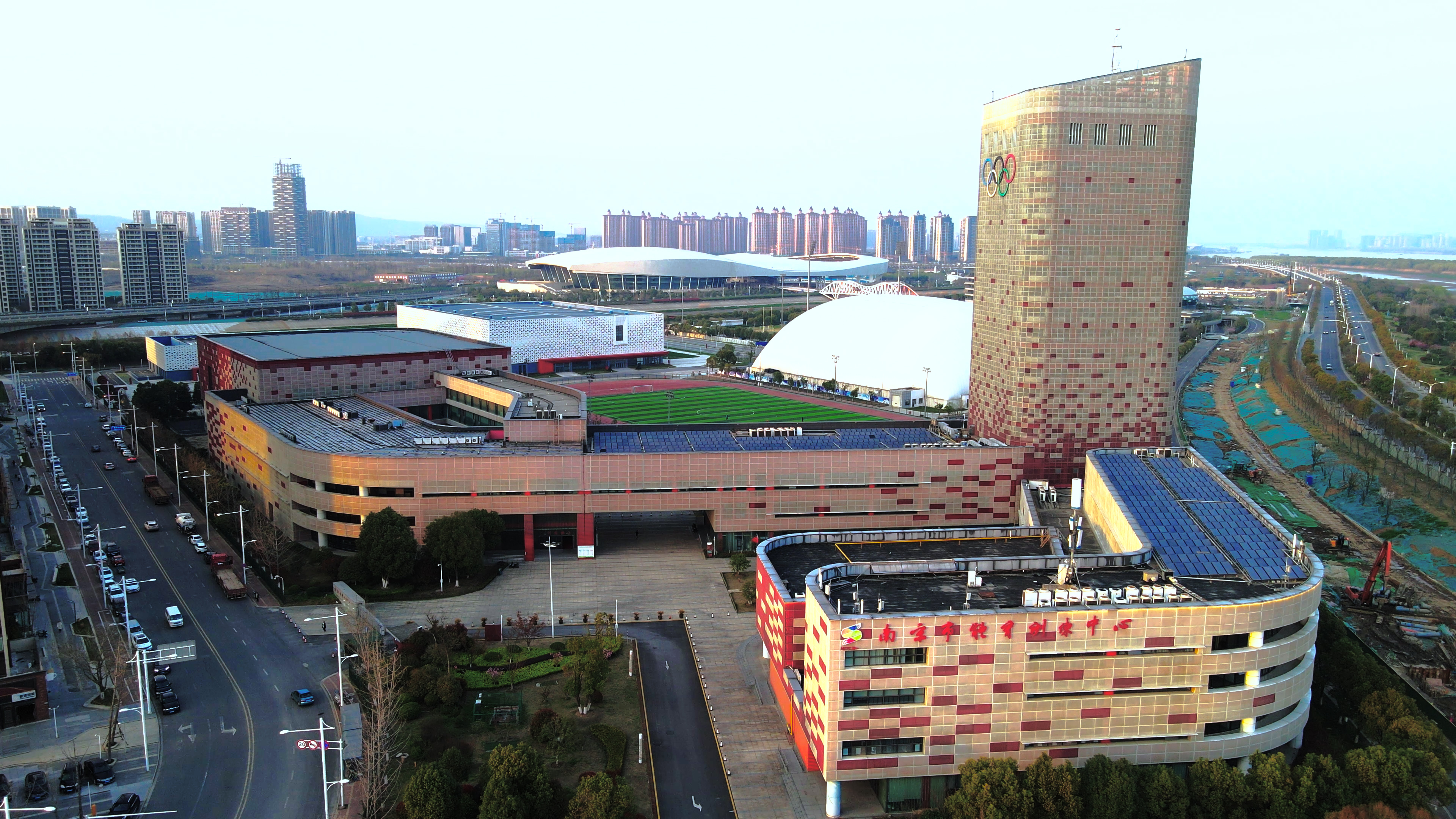 4K航拍南京市体育训练中心外貌实拍视频的预览图