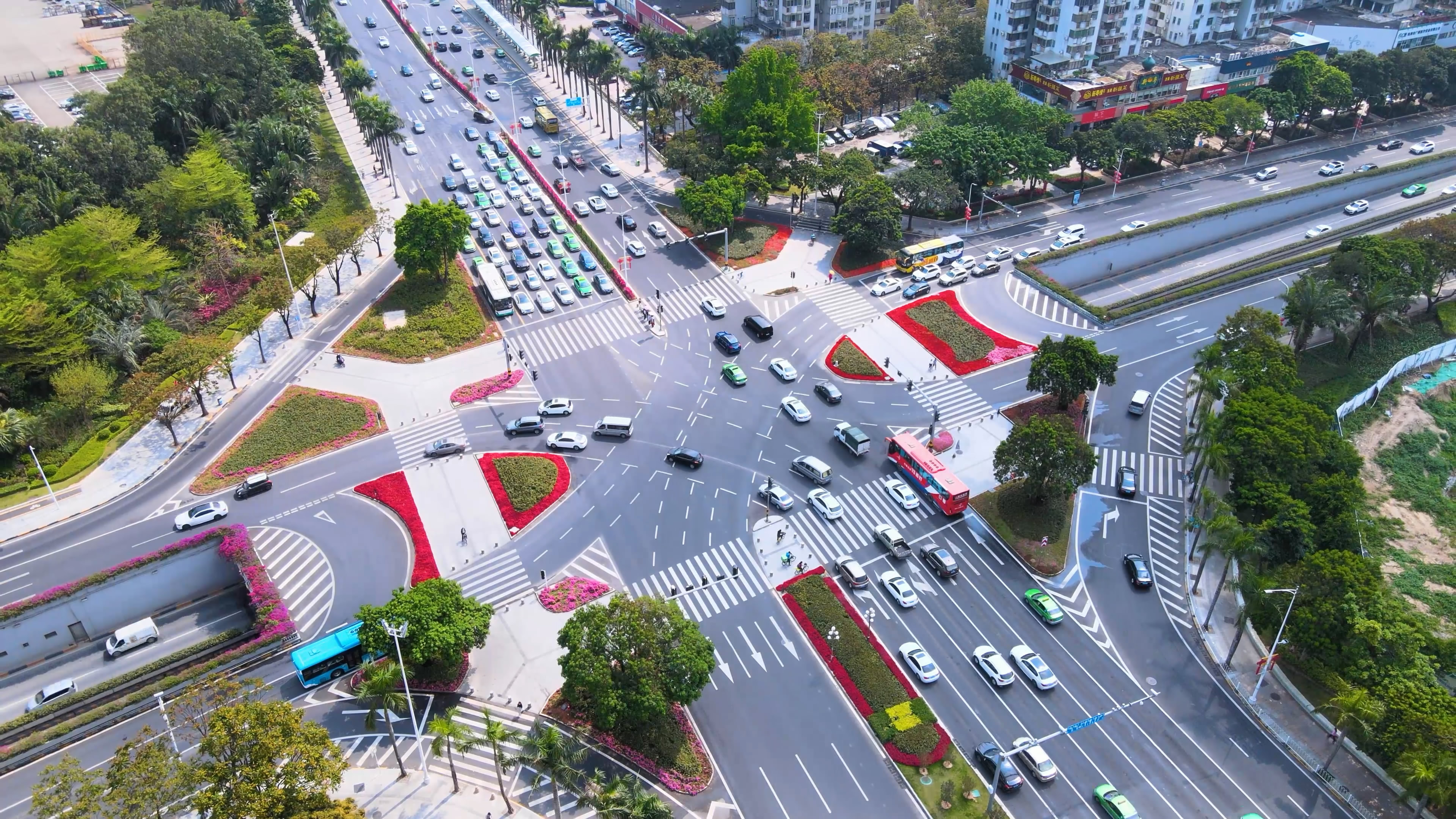 4k珠海城市十字路口交通车流航拍视频的预览图