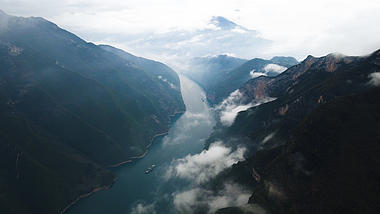 4K航拍长江三峡之巅云雾缭绕河流山峰实拍视频视频的预览图