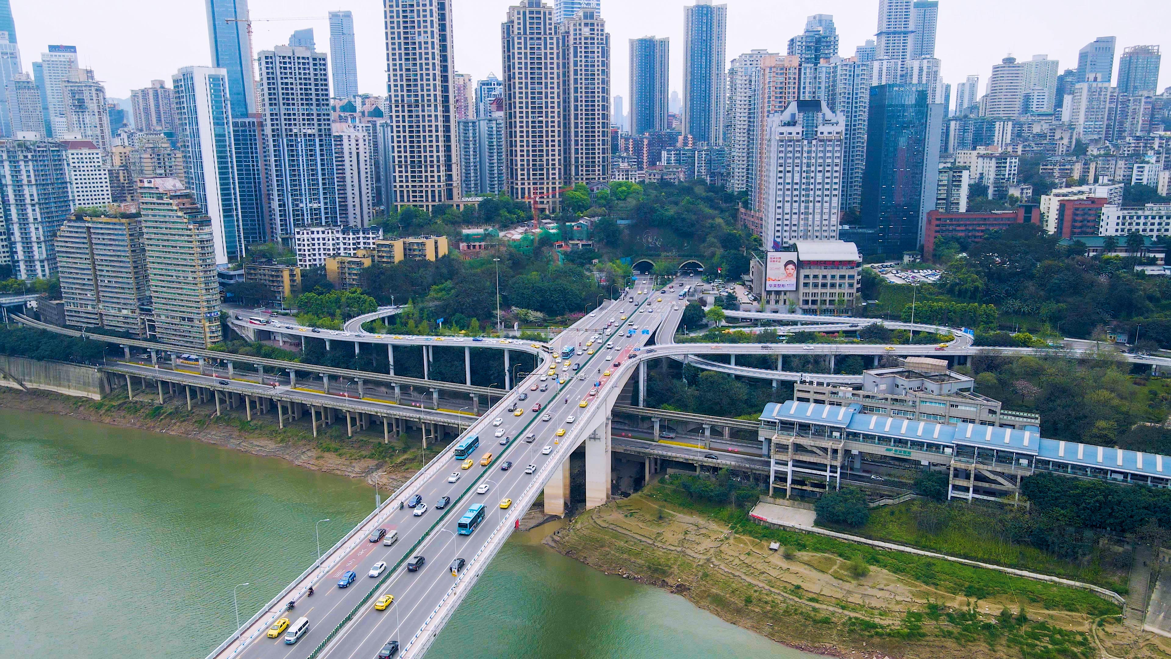 4K航拍重庆黄花园立交桥车流视频的预览图