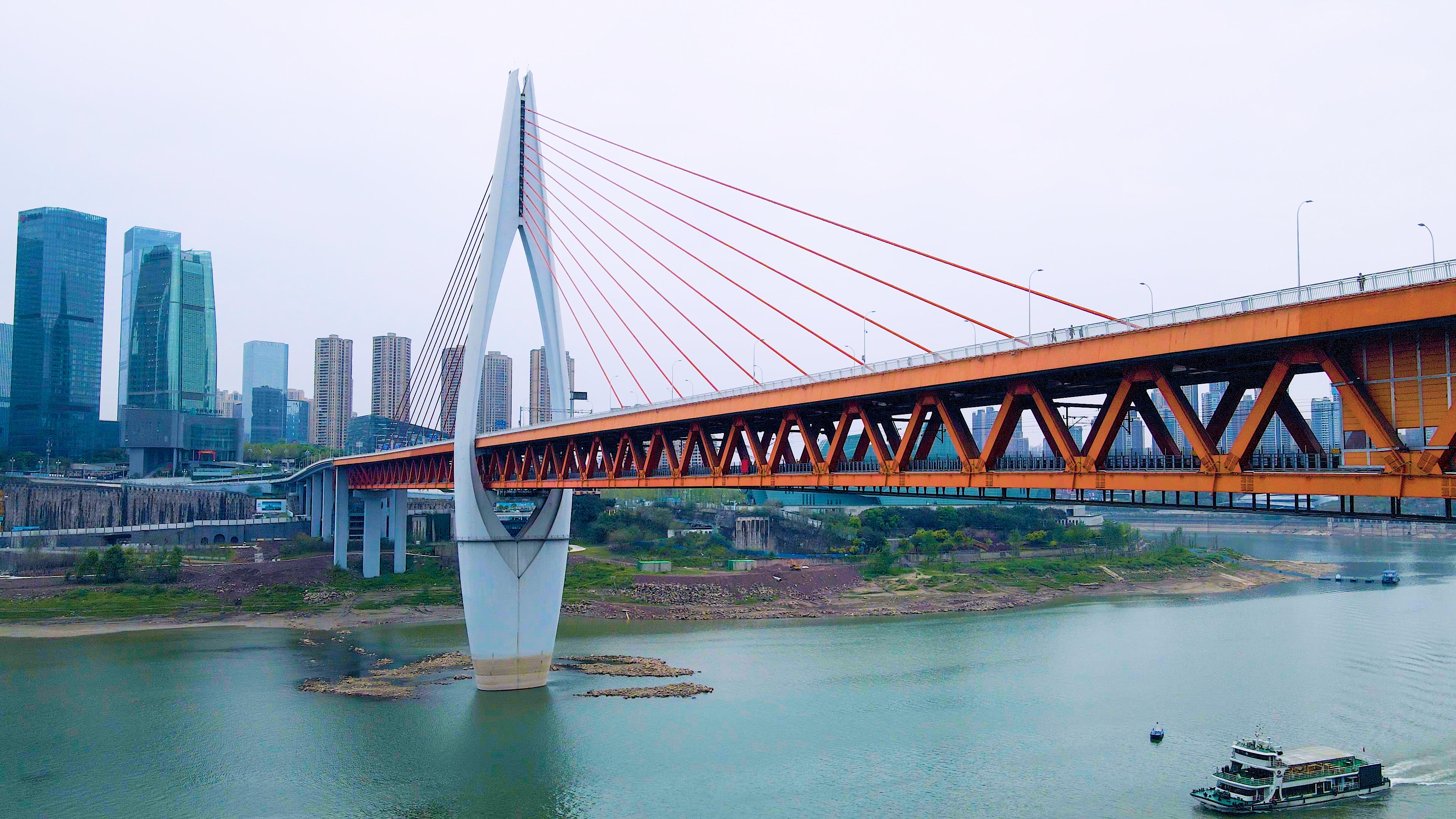 4K航拍重庆千厮门嘉陵江大桥地标建筑视频的预览图