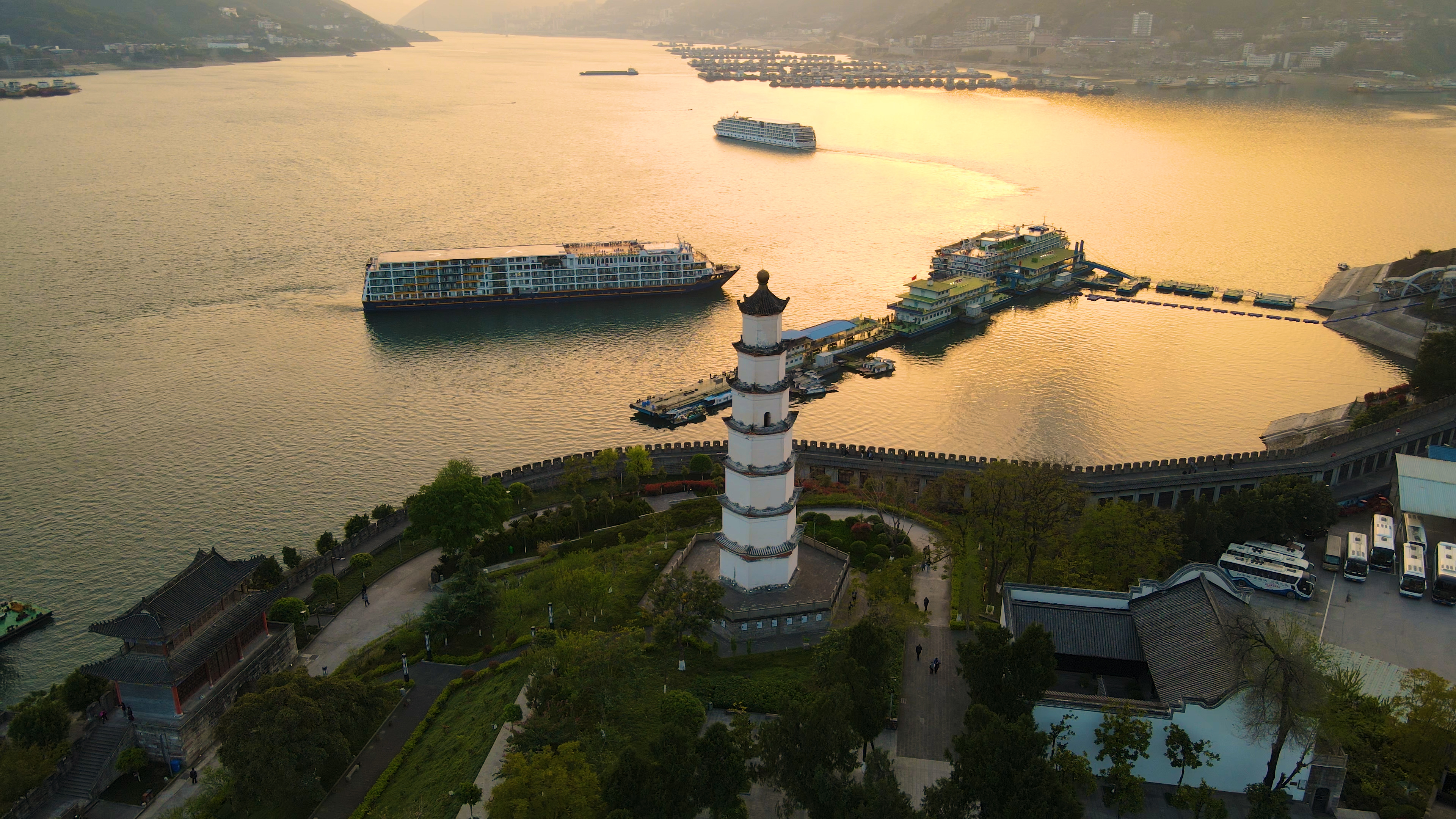 4K航拍黄昏夕阳下轮船驶过奉节长江港口视频的预览图