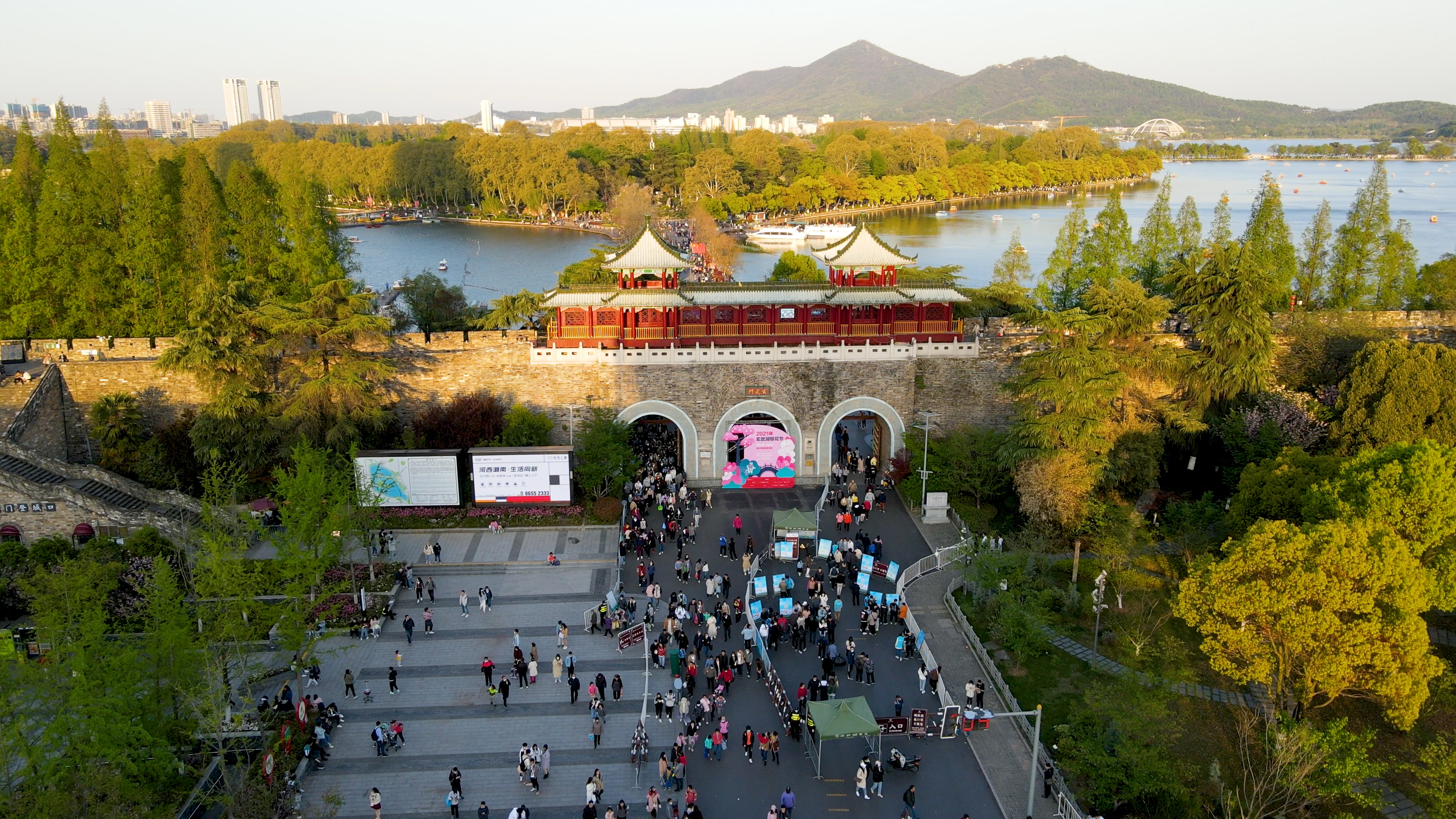 4k航拍南京旅游地标玄武湖公园玄武门视频视频的预览图