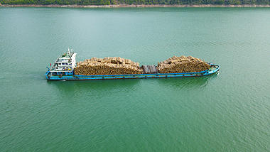 4K航拍长江轮船货运船运送木头砍伐木料工业货运视频的预览图