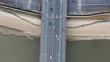 4K俯拍武汉城市汉江江滩马路公路车流航拍实拍视频视频的预览图