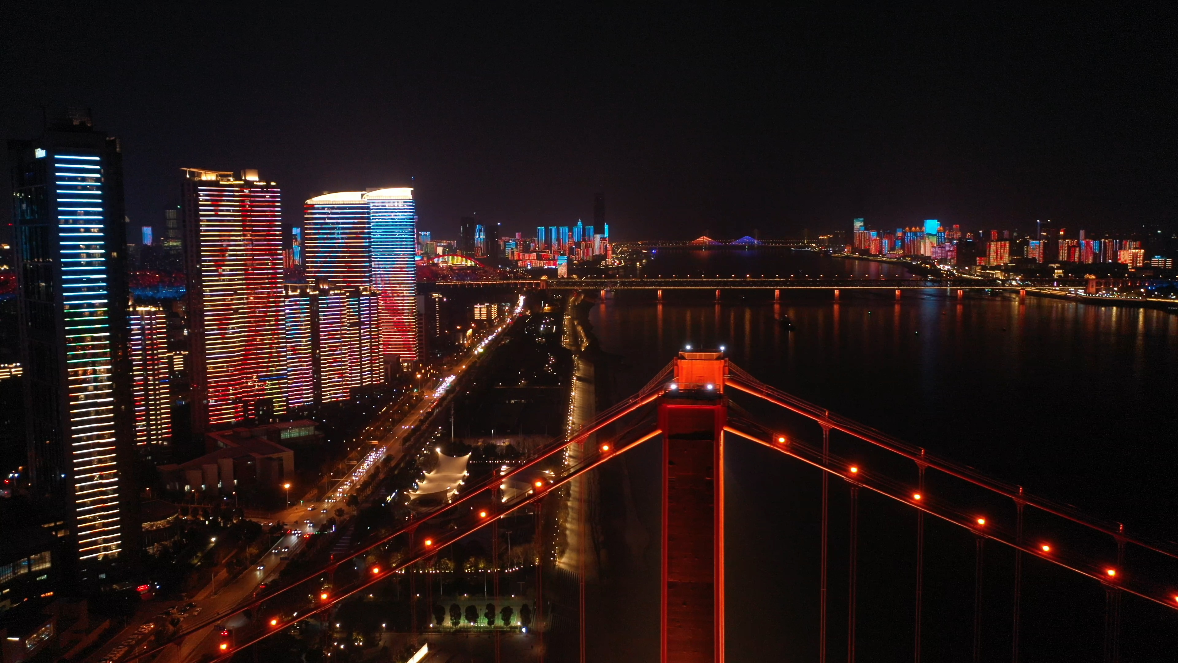 4K夜晚武汉鹦鹉洲大桥城市地标航拍夜景实拍视频视频的预览图