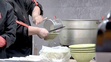 4k餐厅后厨制作小面打包重庆小面餐饮美食实拍素材视频的预览图