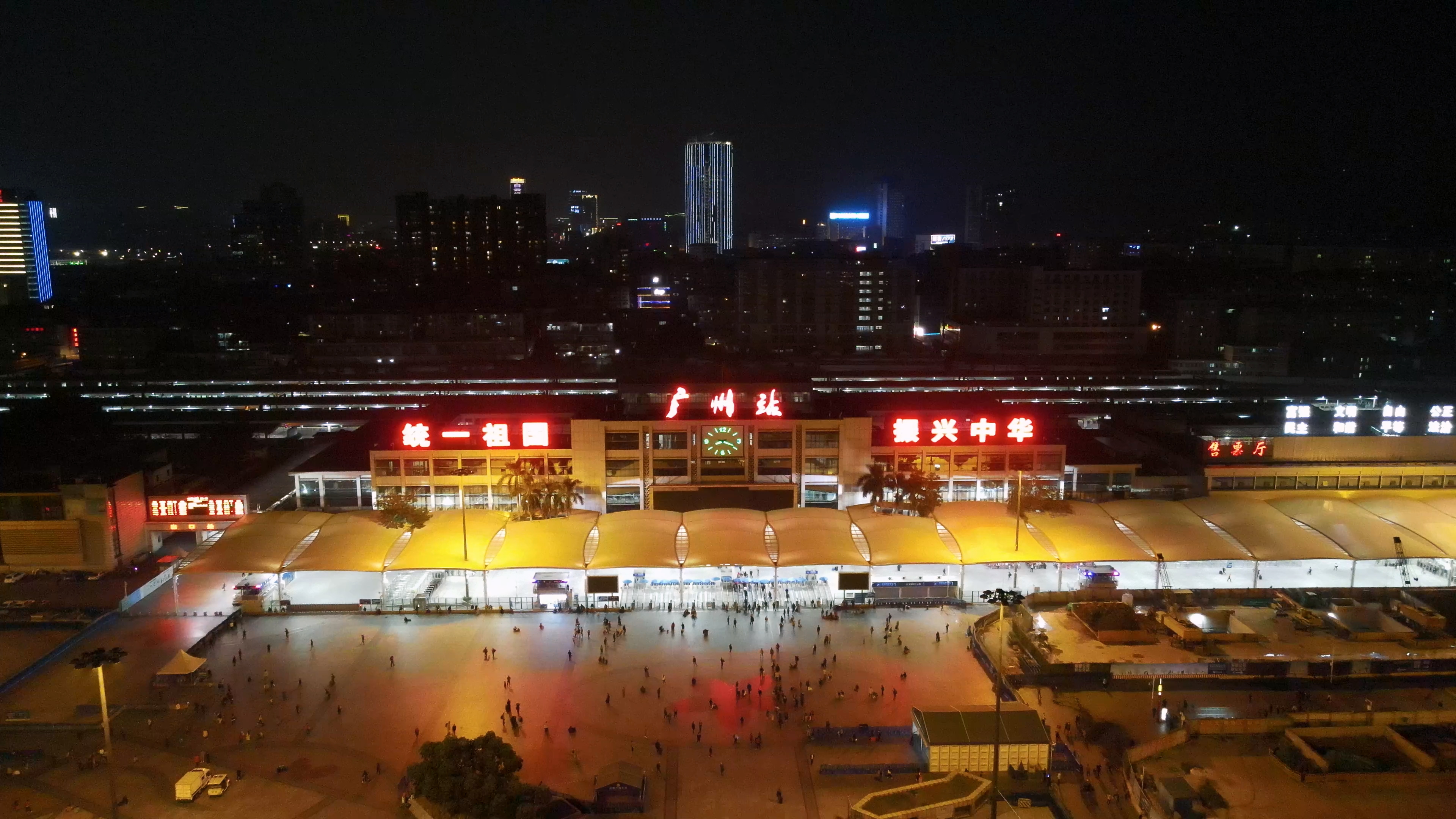 4K航拍广州火车站夜景实拍视频视频的预览图