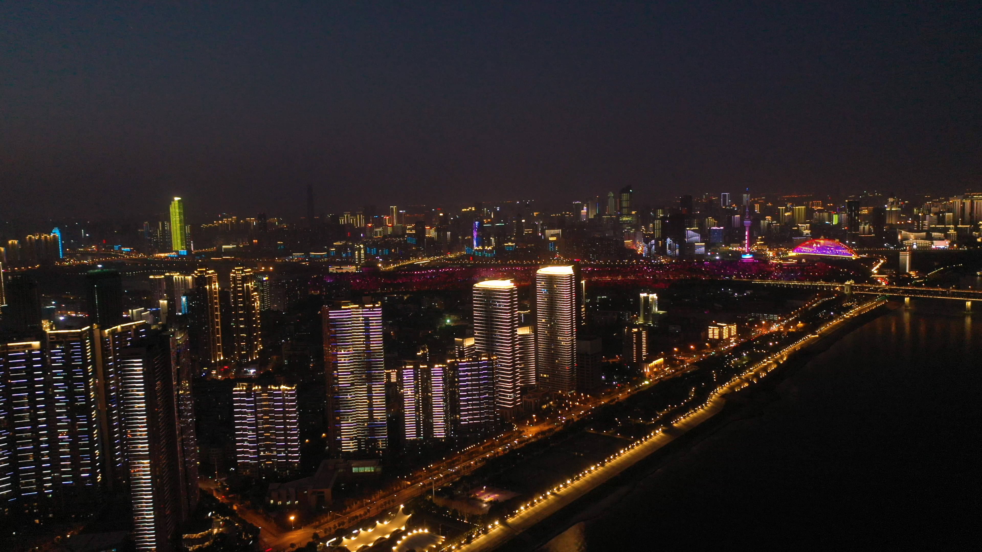 4K夜晚武汉城市建筑群汉阳CBD航拍实拍视频视频的预览图