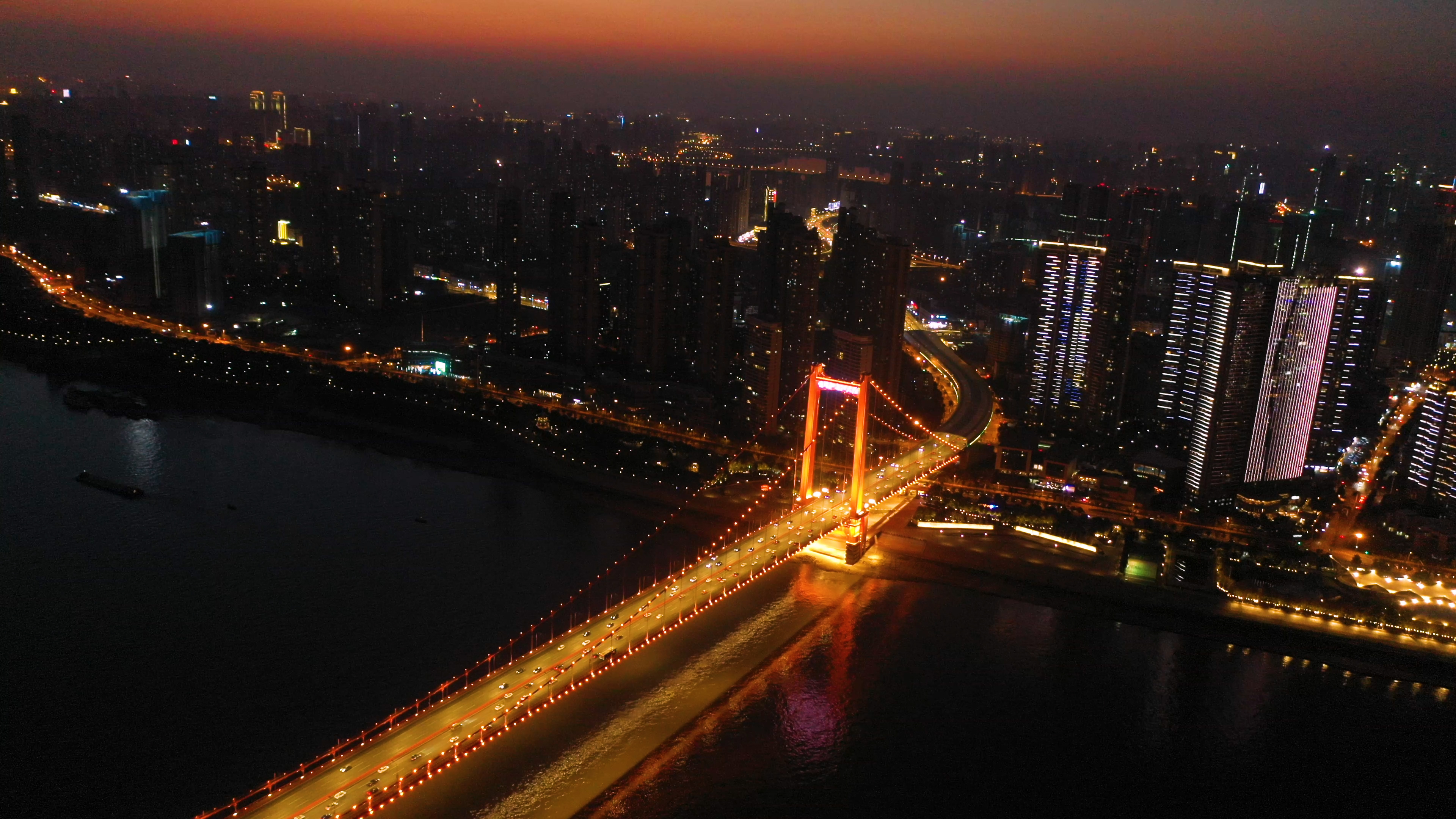 4K夜晚武汉鹦鹉洲大桥夜景城市地标航拍实拍视频视频的预览图