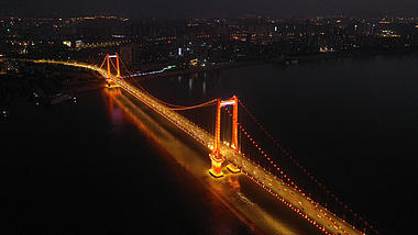 4K夜晚武汉鹦鹉洲长江大桥灯光车流航拍实拍视频视频的预览图