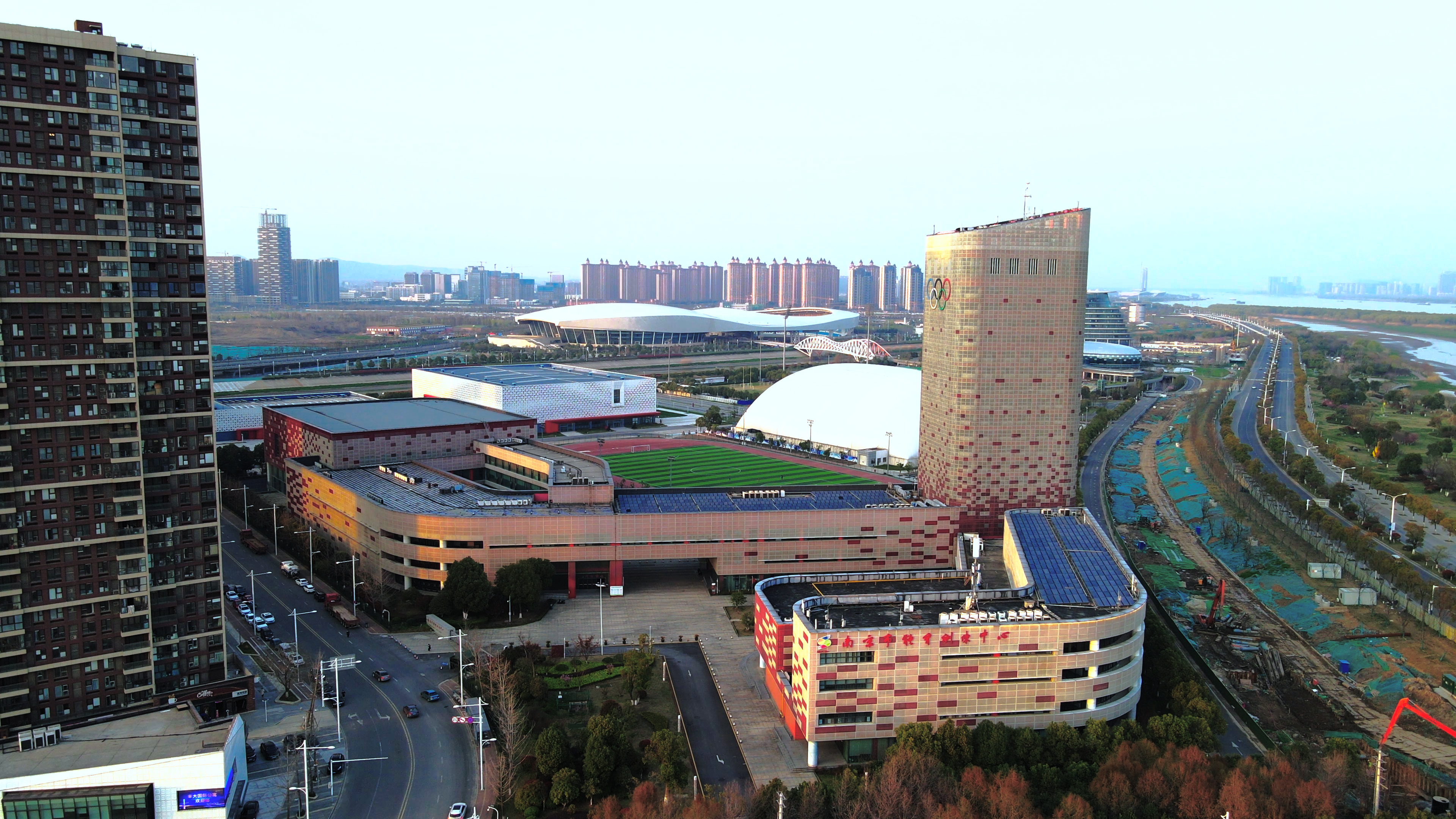 4K航拍南京江北新区体育训练中心视频的预览图