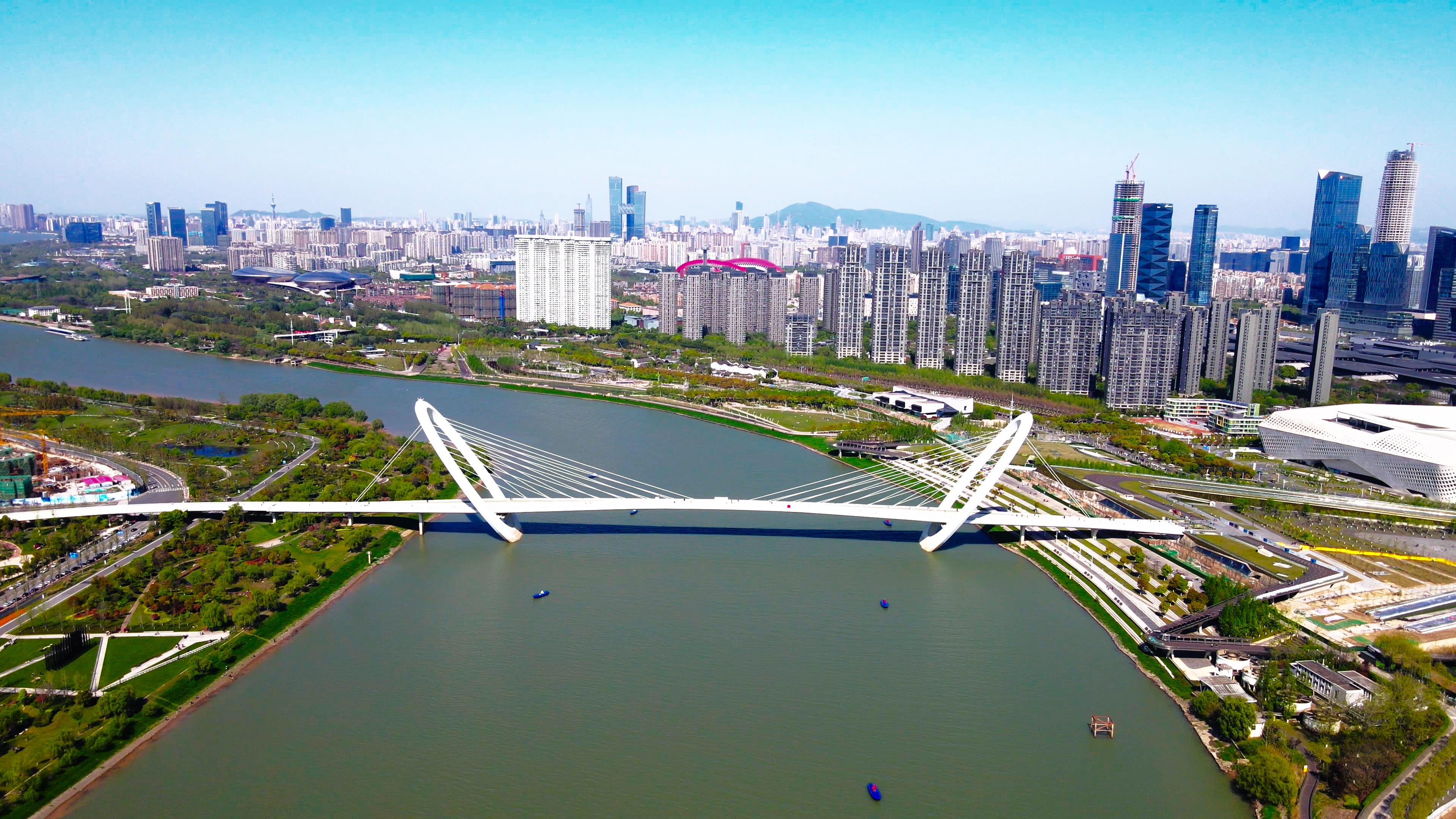4K航拍南京地标双子楼保利大剧院南京眼视频的预览图