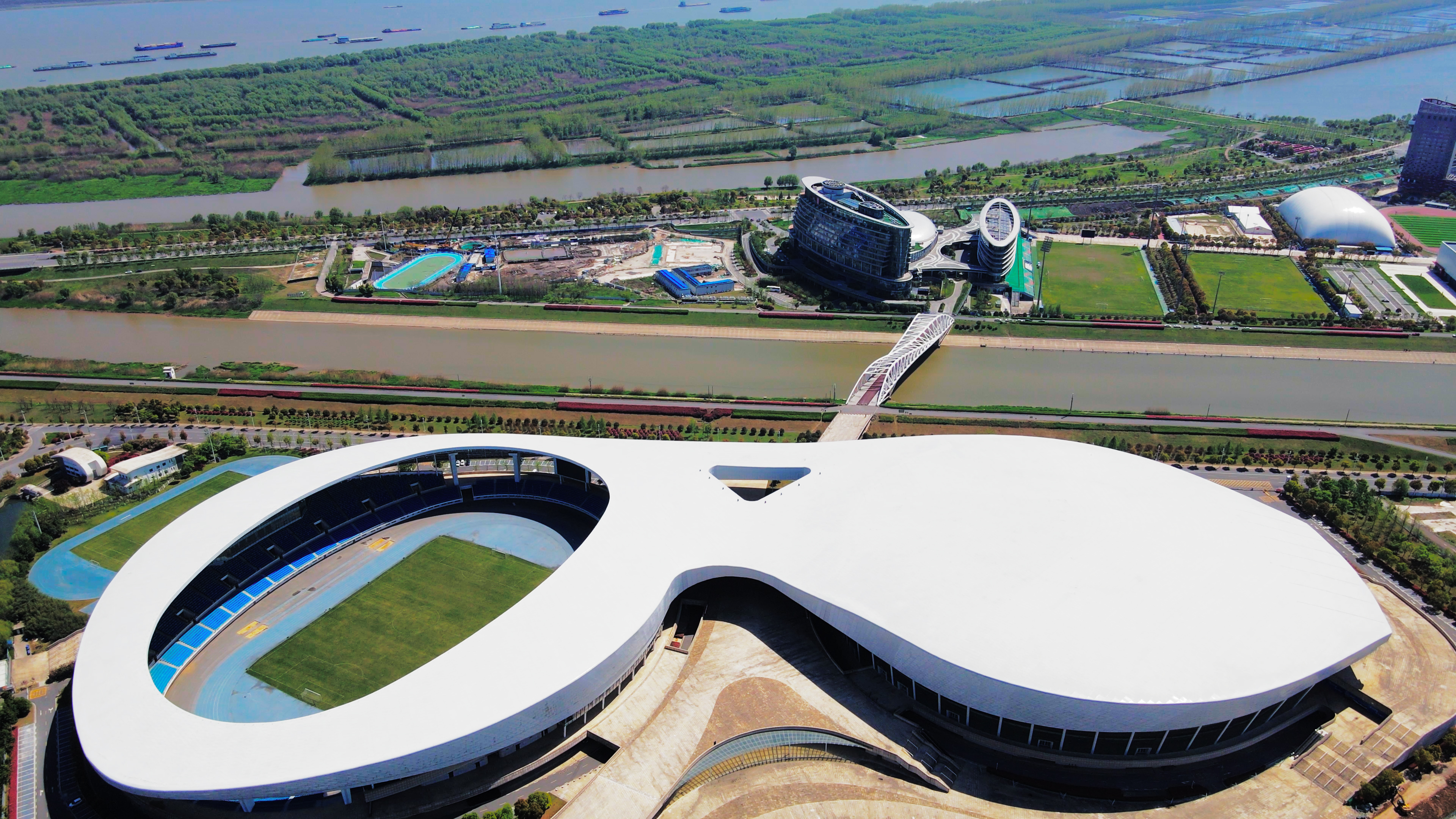 4K航拍南京江北新区青奥体育公园俯瞰全貌视频的预览图