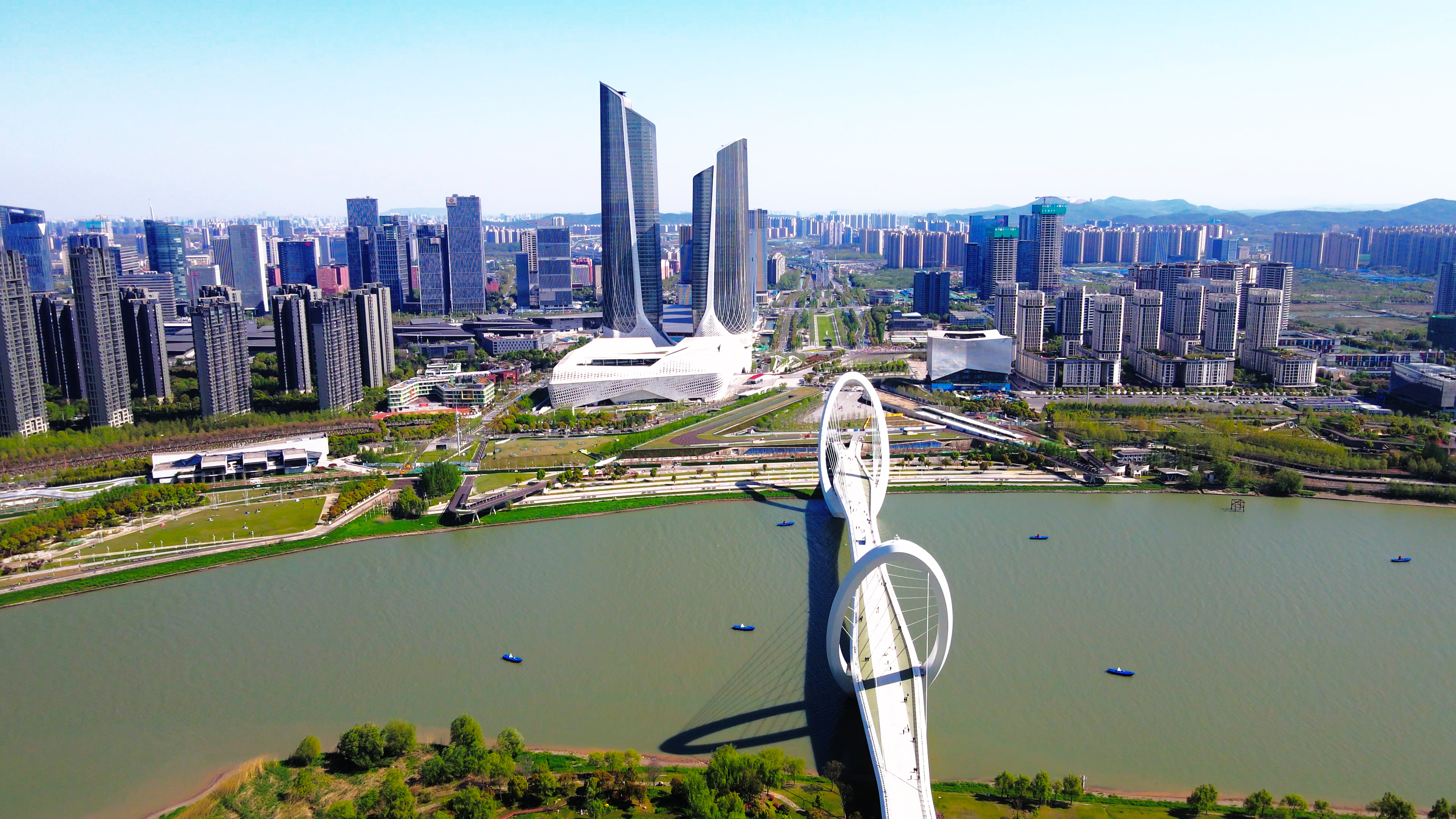 4K航拍南京眼步行桥双子楼保利大剧院视频的预览图