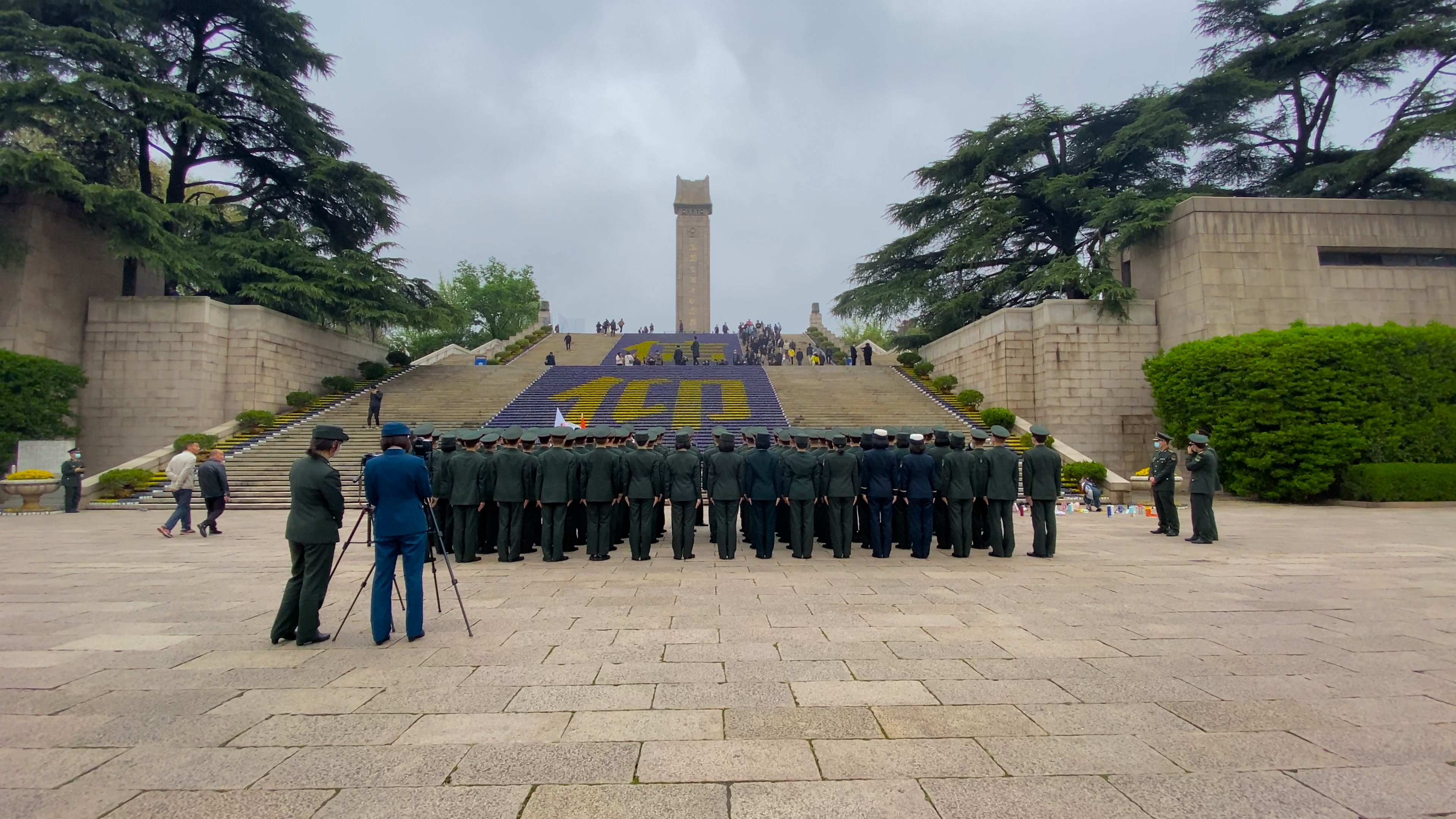 4K实拍军人祭扫烈士陵园吊念视频视频的预览图