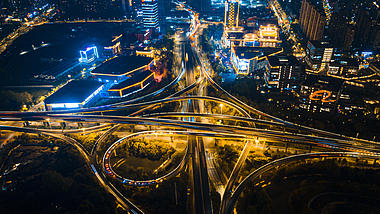 4K大气夜晚航拍杭州阿里园区地标建筑车流夜景移动延时视频视频的预览图