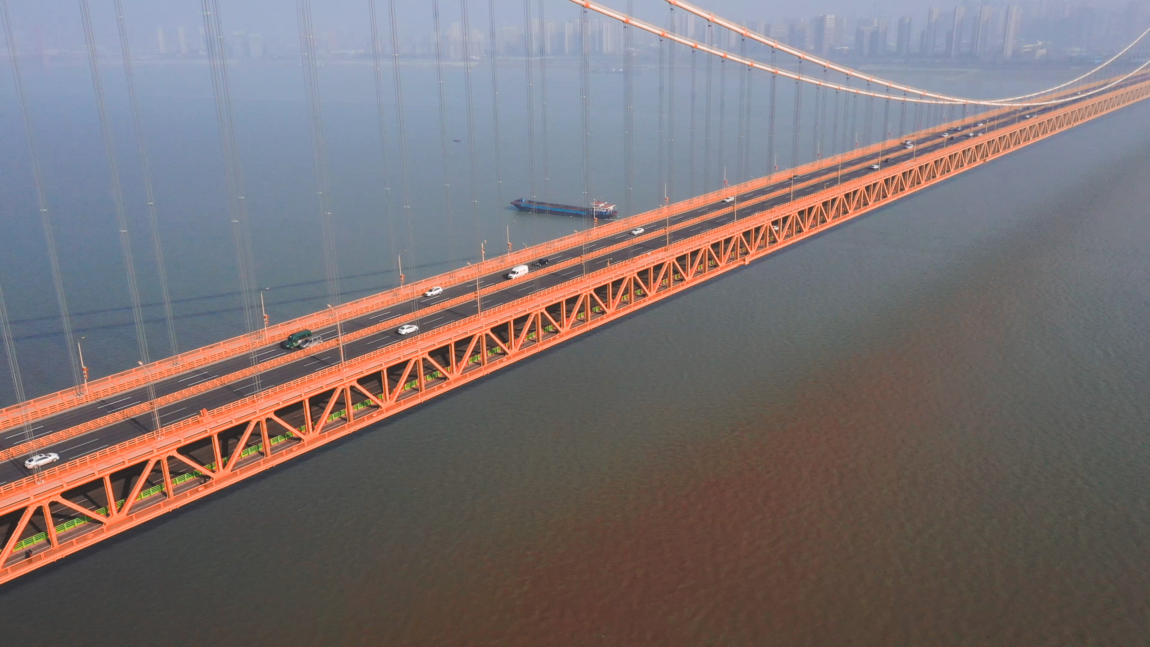 4K武汉杨泗港长江大桥航拍实拍视频视频的预览图