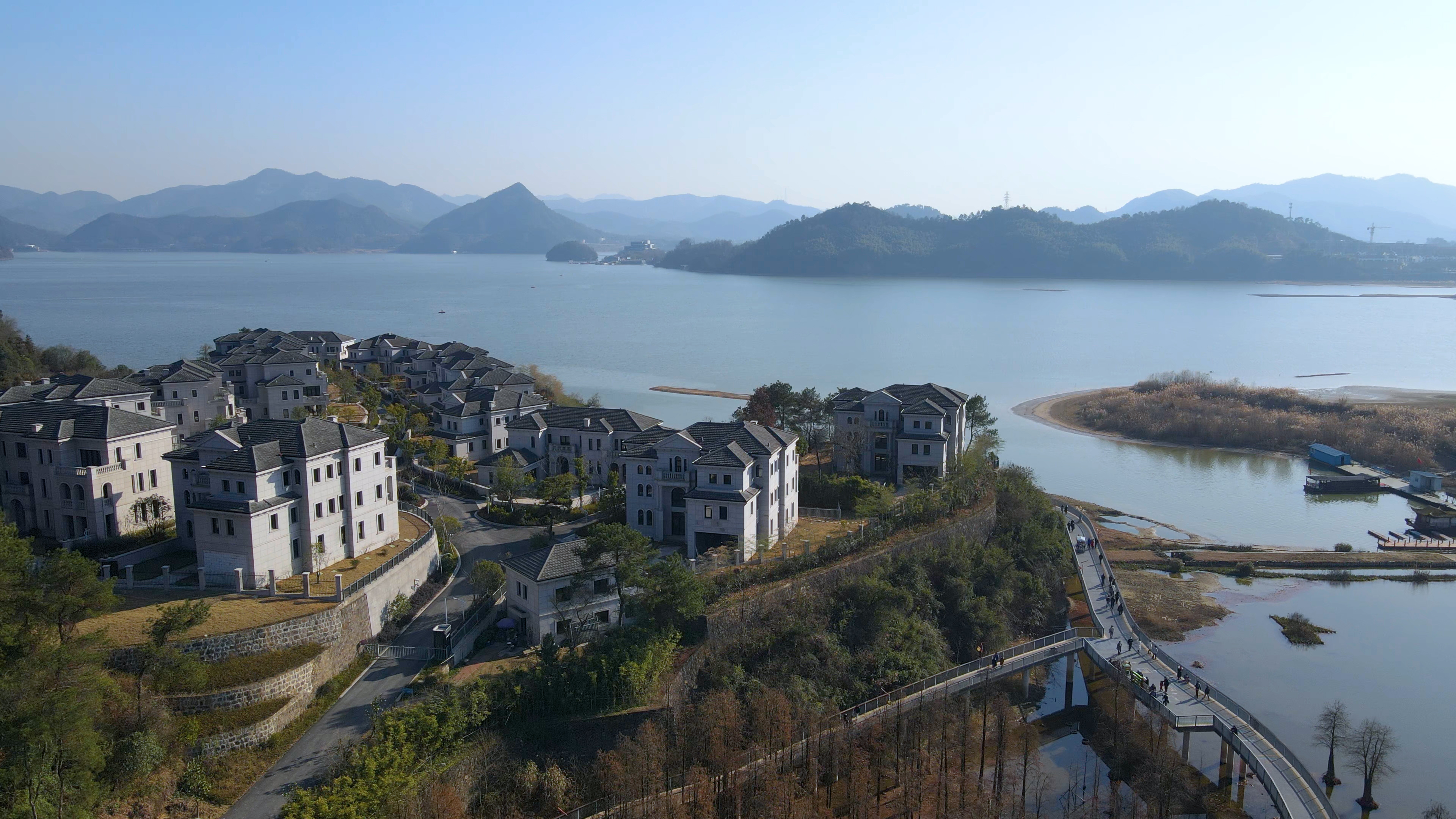 4K壮观航拍杭州青山湖别墅风光建筑群旅游宣传视频视频的预览图