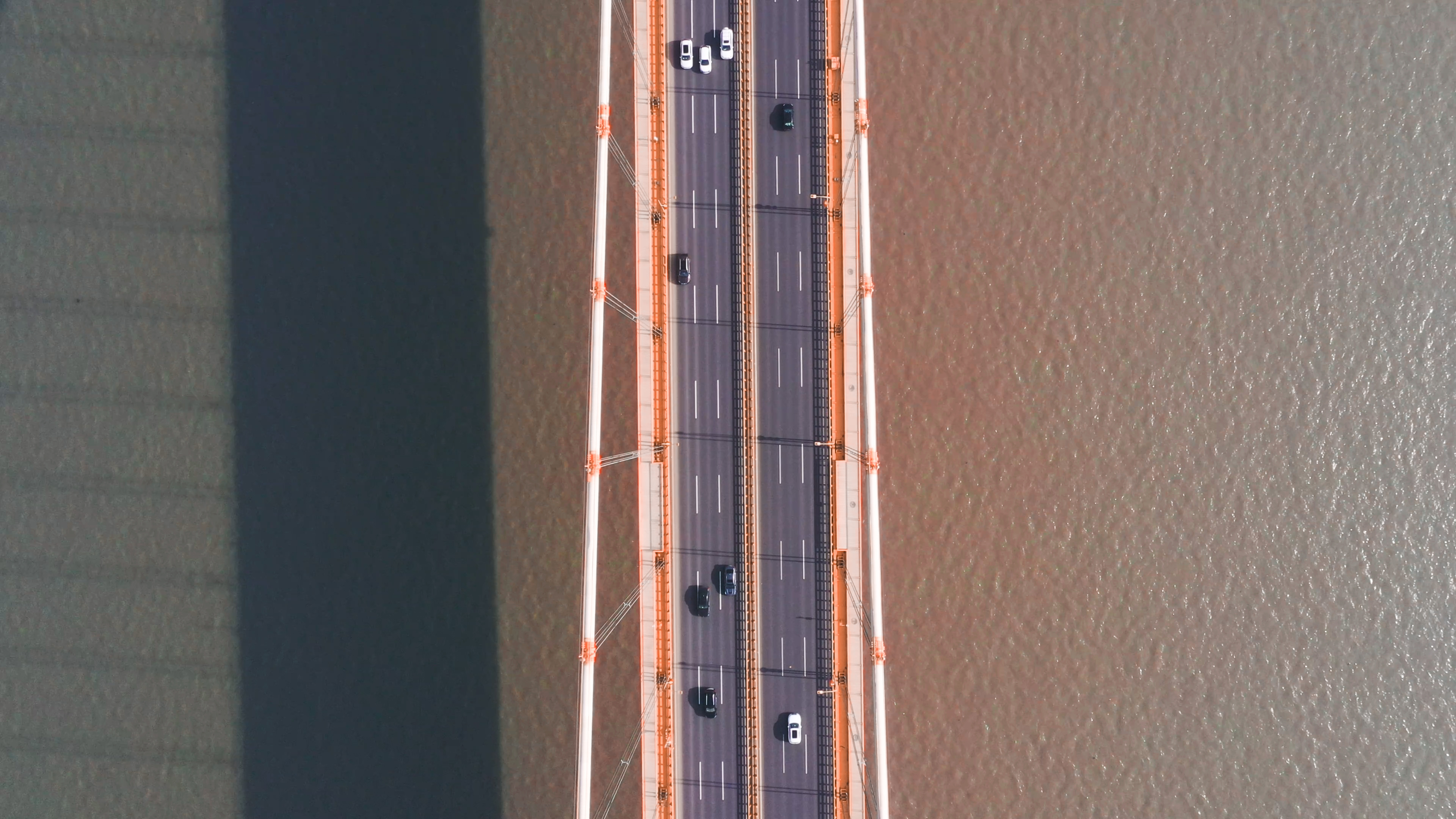 4K武汉杨泗港大桥俯视航拍实拍视频视频的预览图