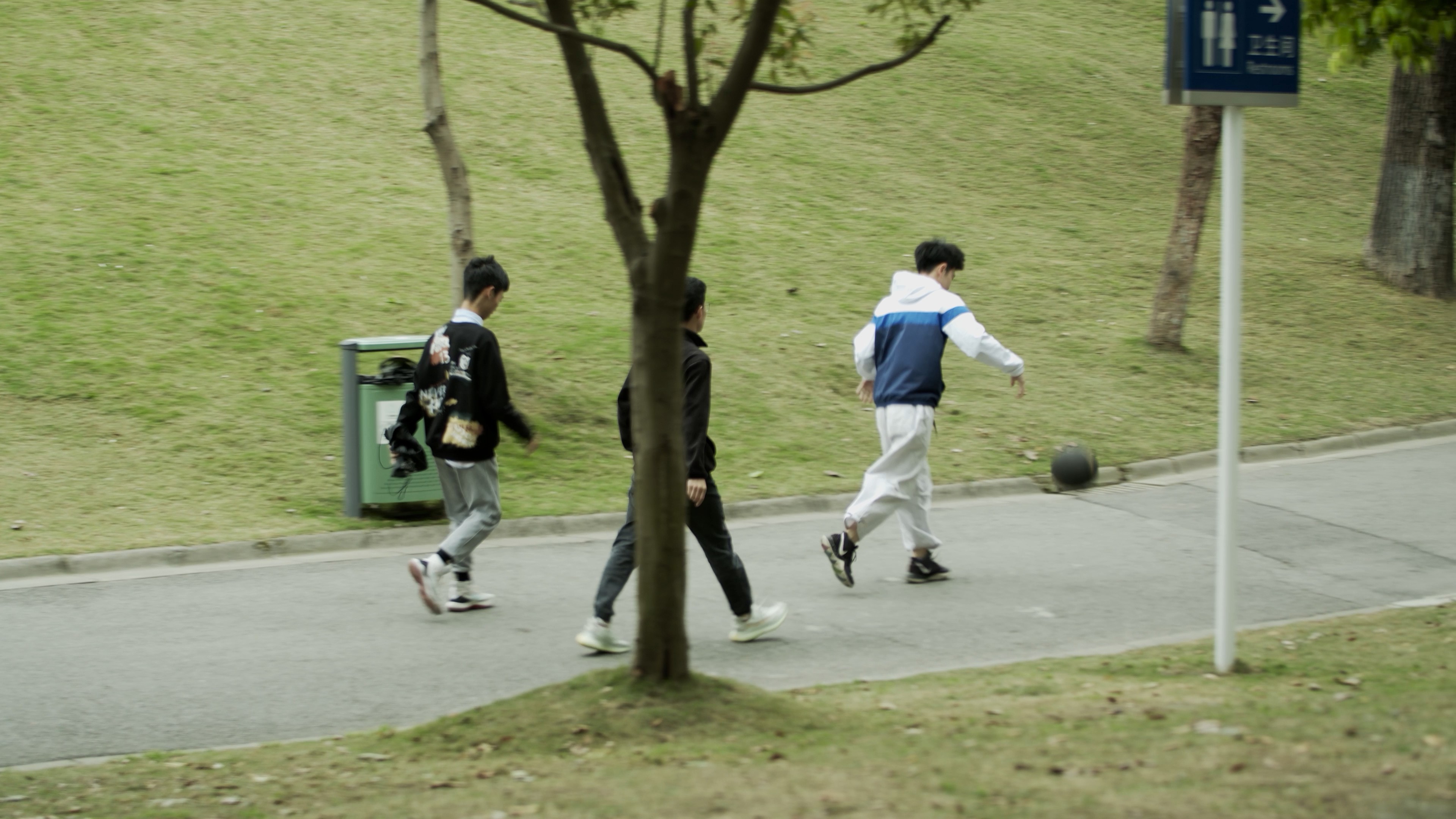 4K实拍公园路上排球的同学视频视频的预览图