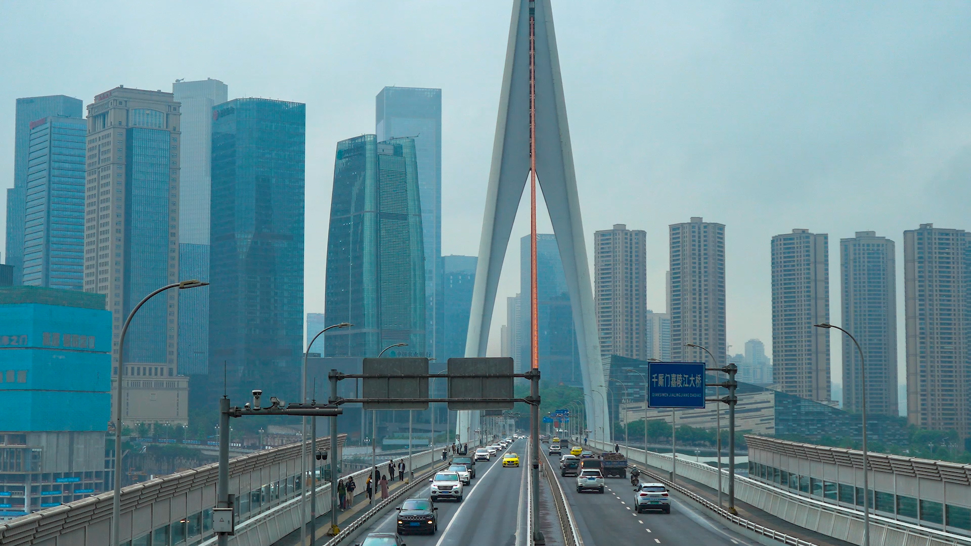 4K实拍重庆地标千厮门大桥车流延时摄影视频的预览图