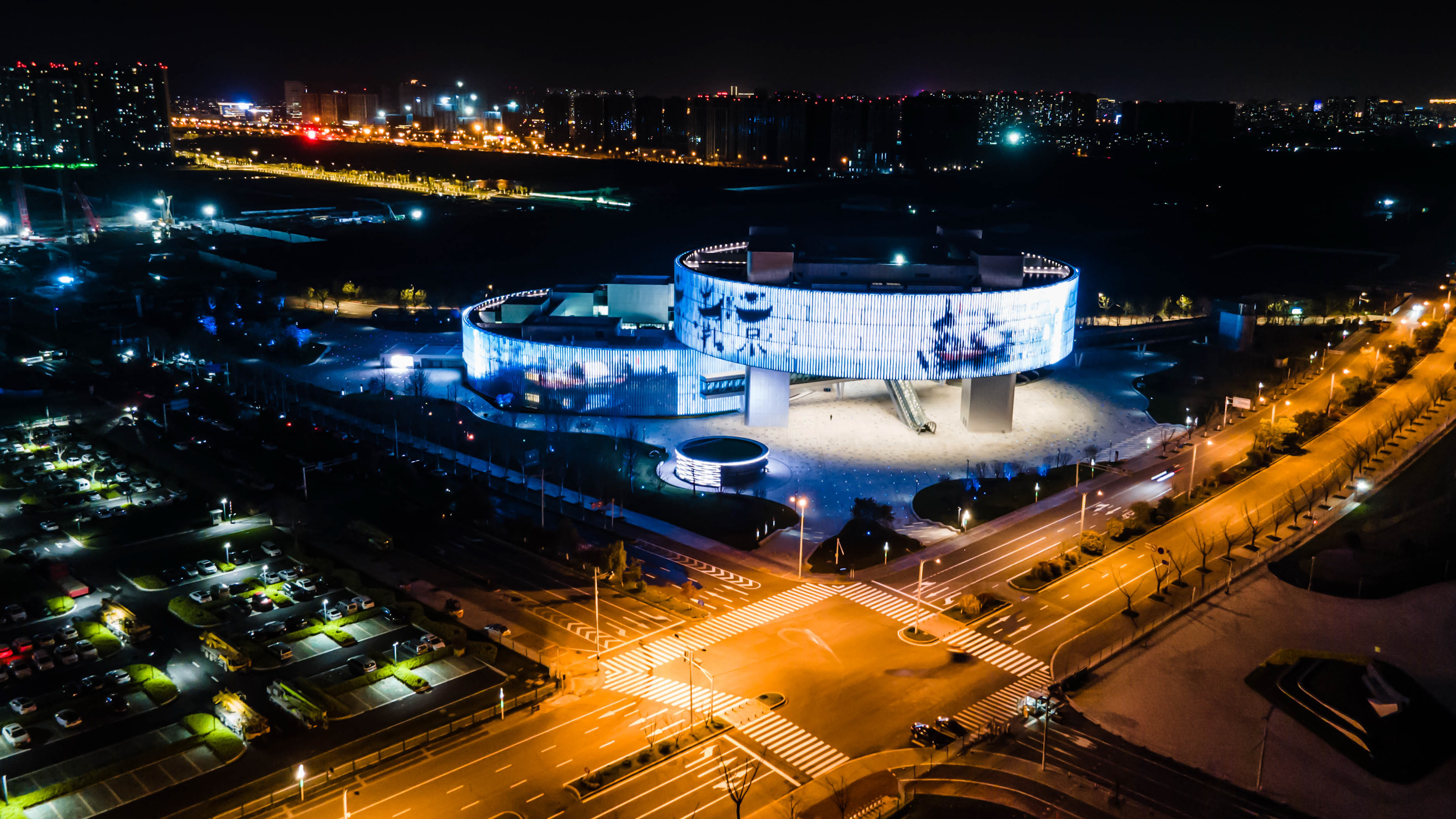 4K南京市江北新区市民中心夜景延时摄影视频的预览图