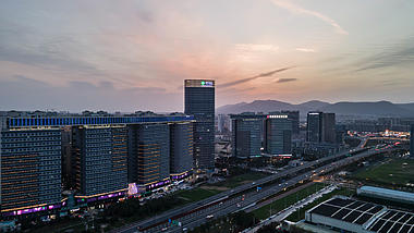 4K航拍南京市江北新区地标商务大楼移动延时摄影视频的预览图