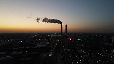 4k航拍夜晚南京江北新区化工厂废弃排放视频视频的预览图