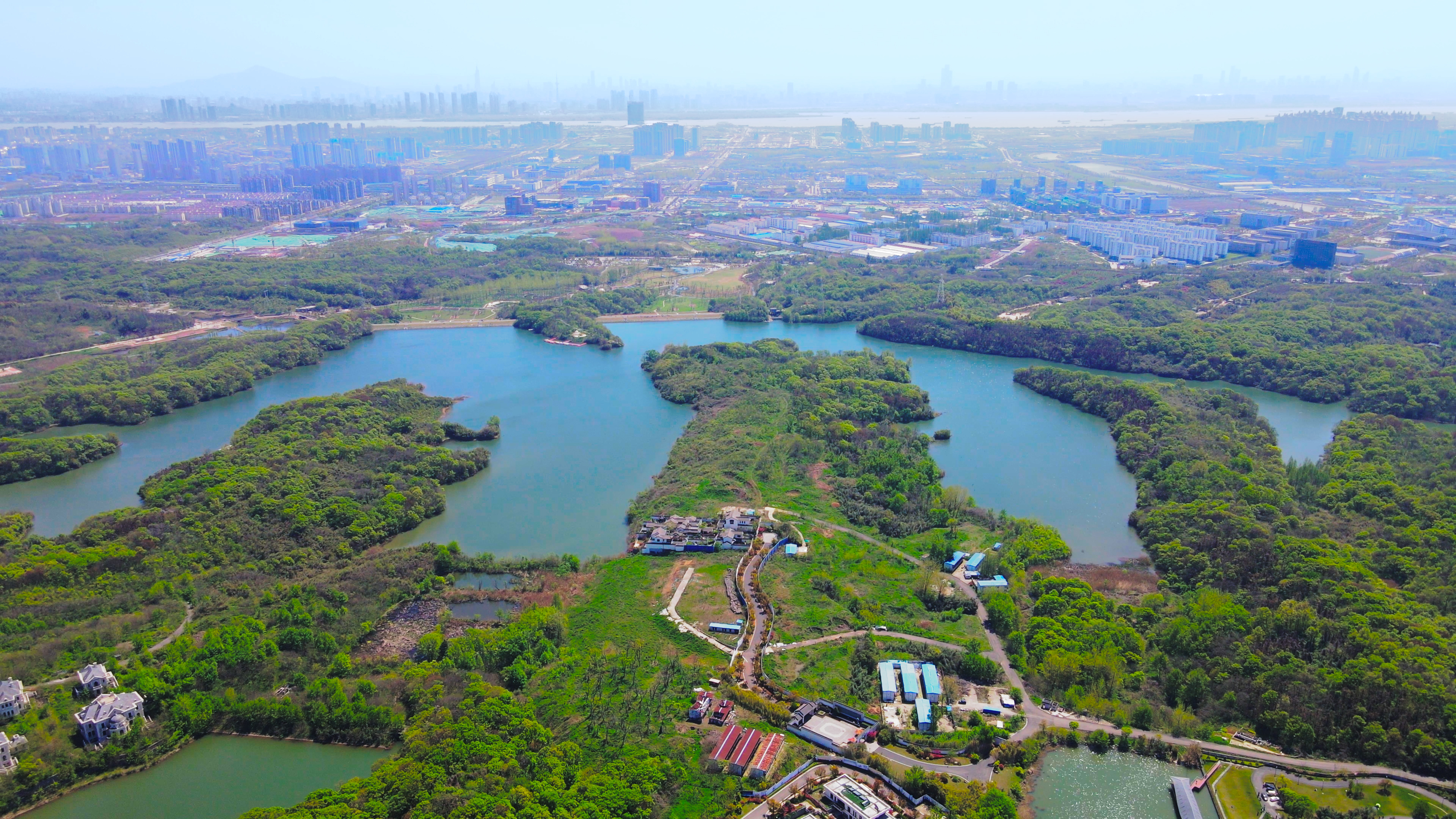 4K航拍南京珍珠泉景区佛手湖风景区视频的预览图