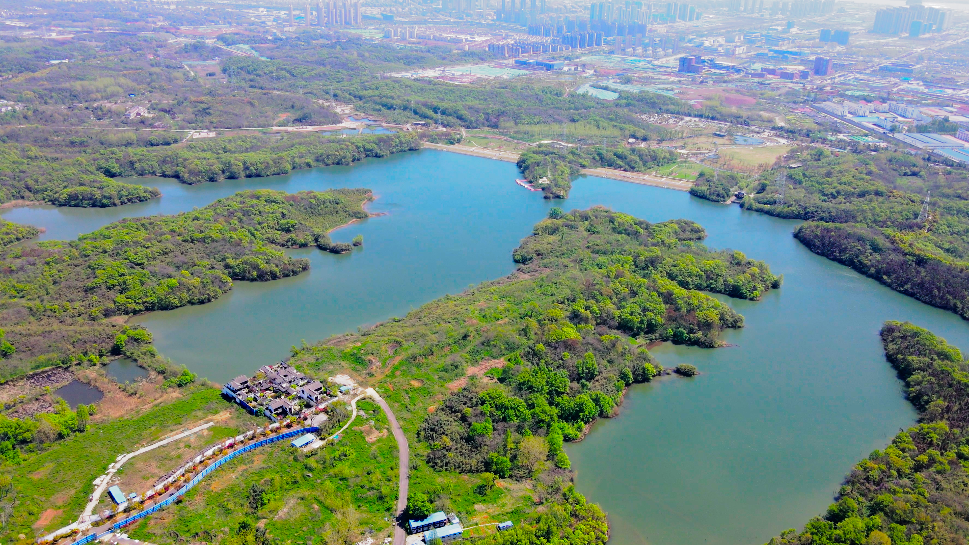4K航拍南京景区珍珠泉佛手湖风景区视频的预览图