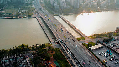 4k珠海前山大桥傍晚交通车流城市日落视频的预览图