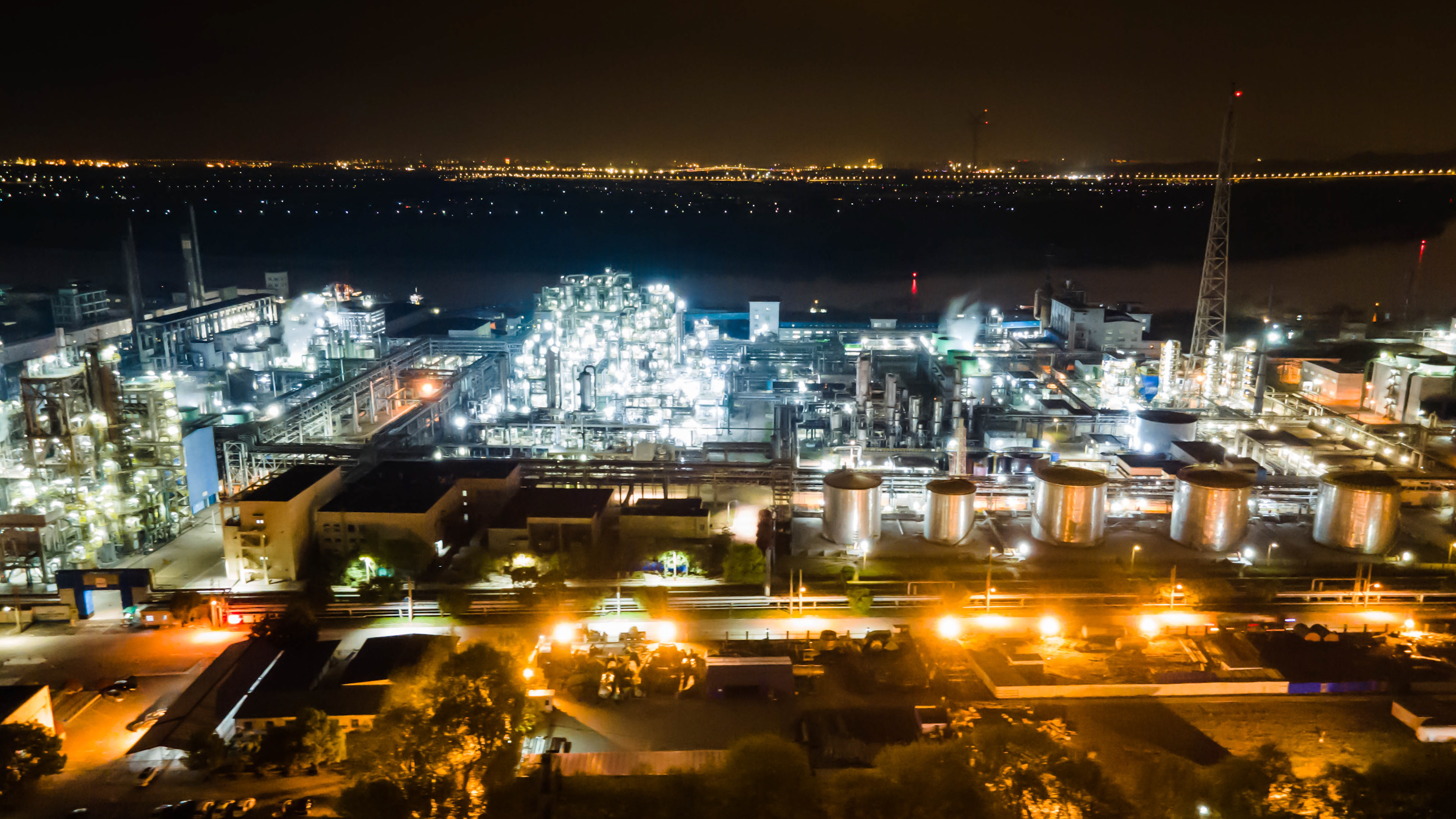 4K航拍化工厂钢铁厂夜景延时摄影视频的预览图