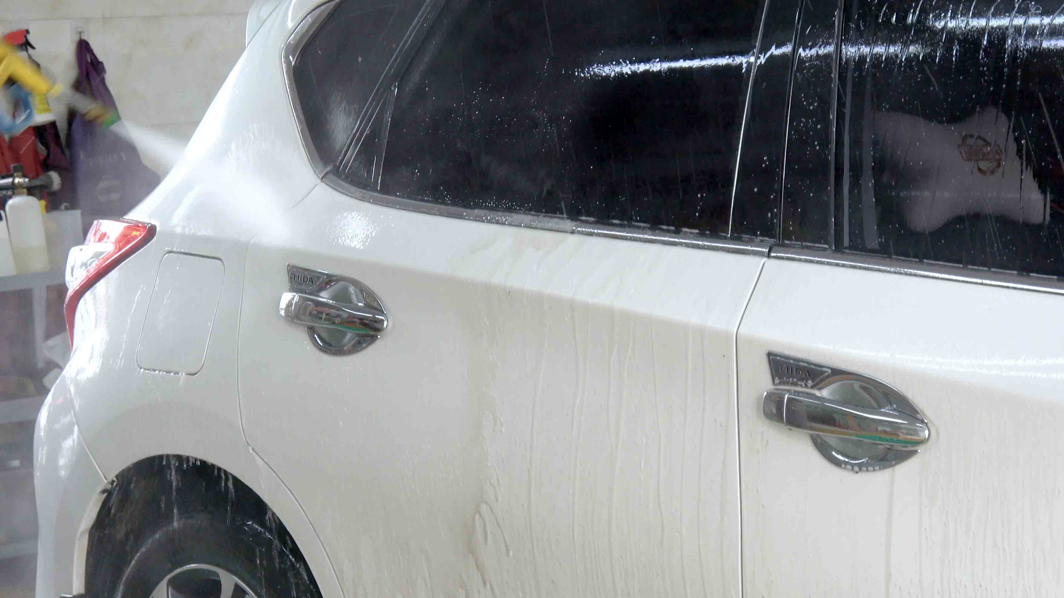 4k洗车房里工人洗车镜头合集视频的预览图