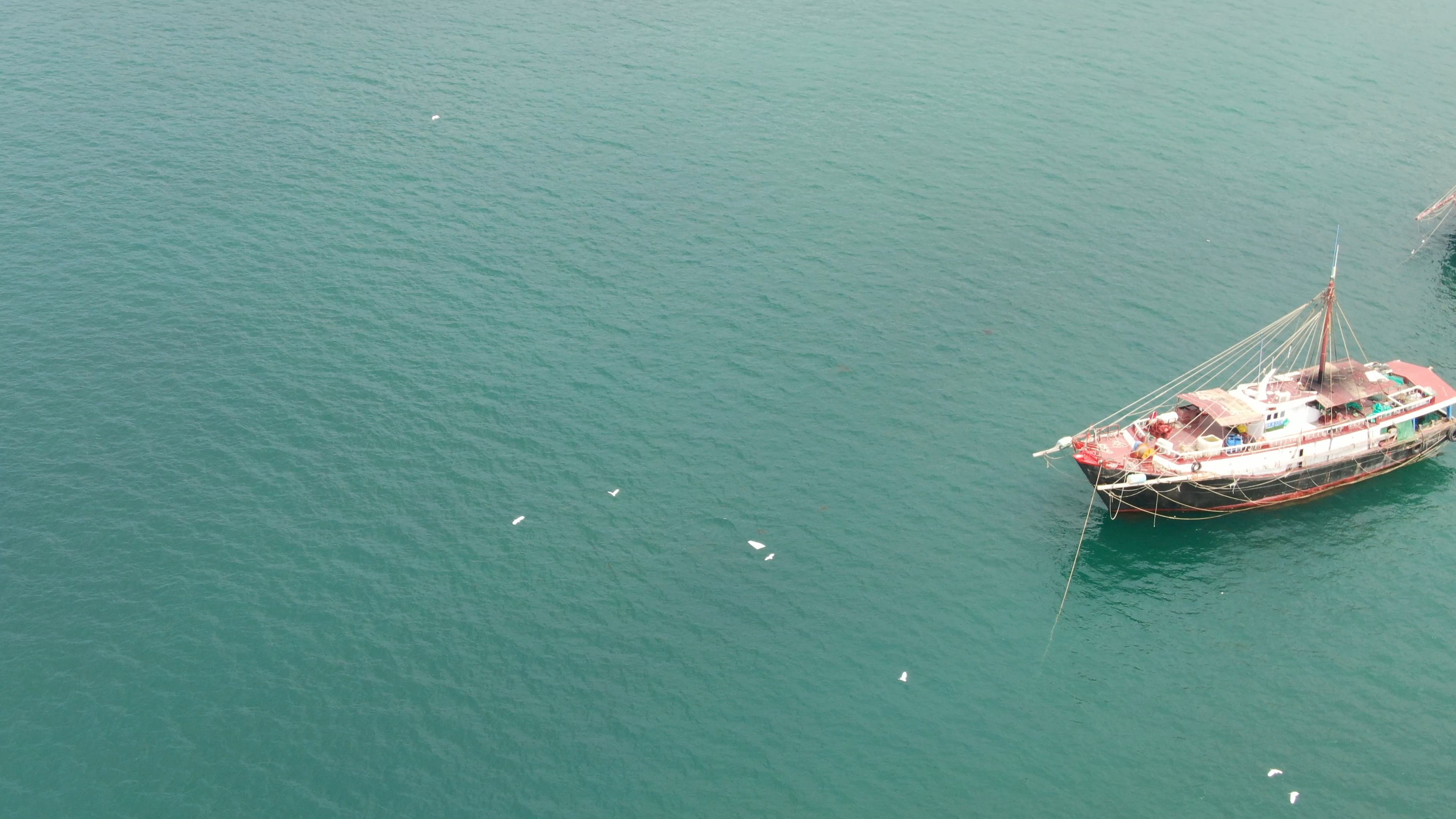 4K航拍蓝色大海海面风景空镜视频视频的预览图
