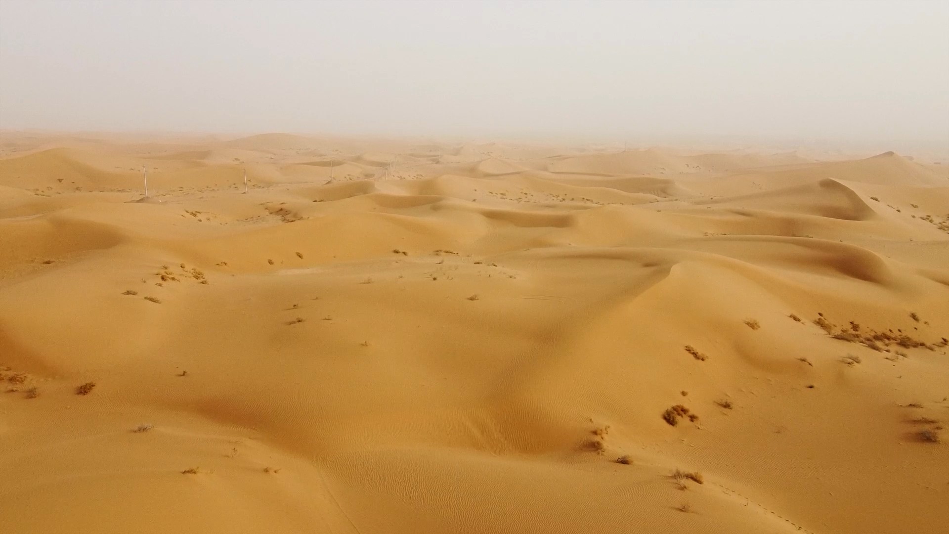 1080航拍荒无人烟沙漠自然风景视频的预览图