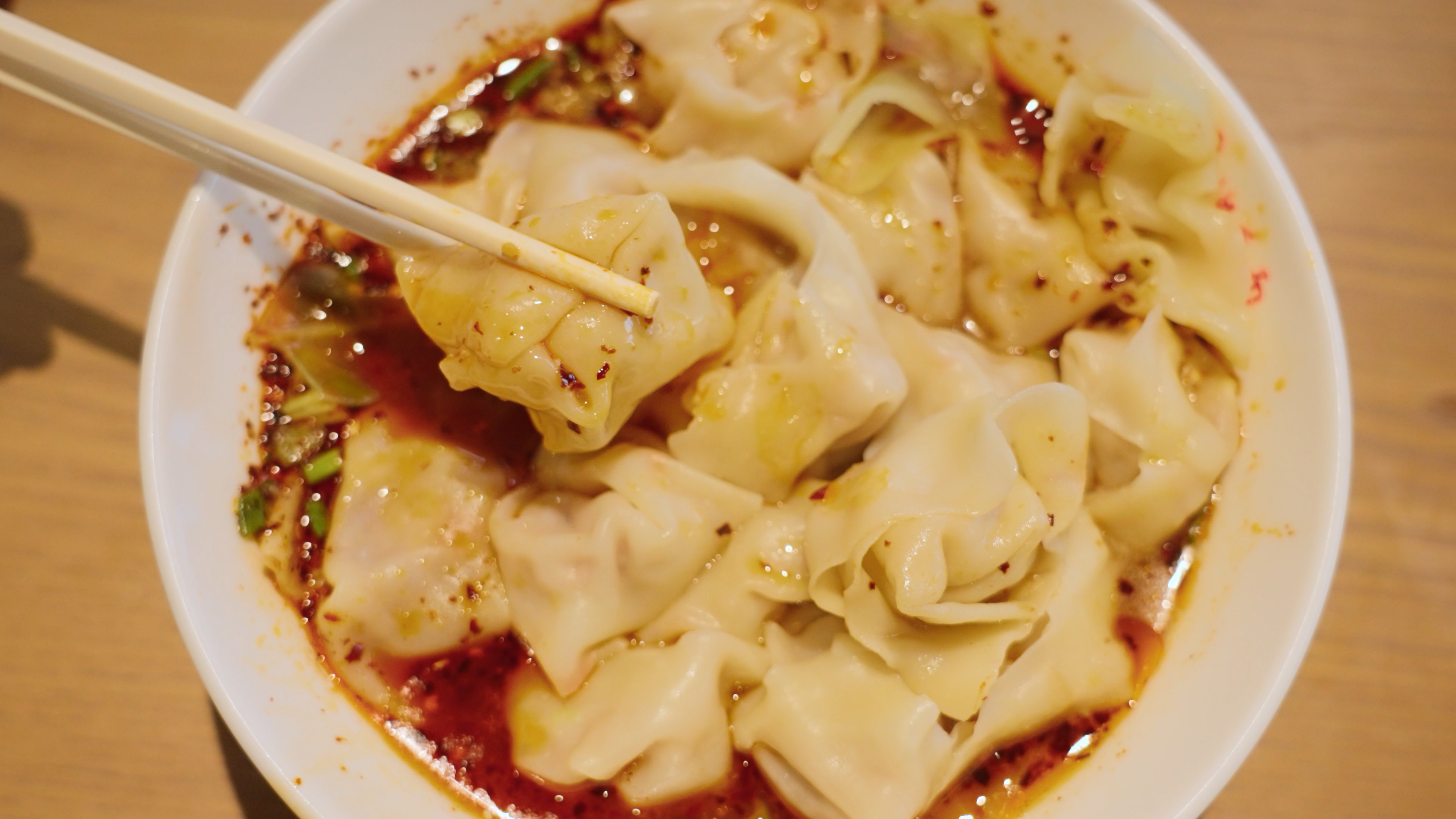 4k抄手红油红汤重庆特色美食餐饮实拍视频的预览图