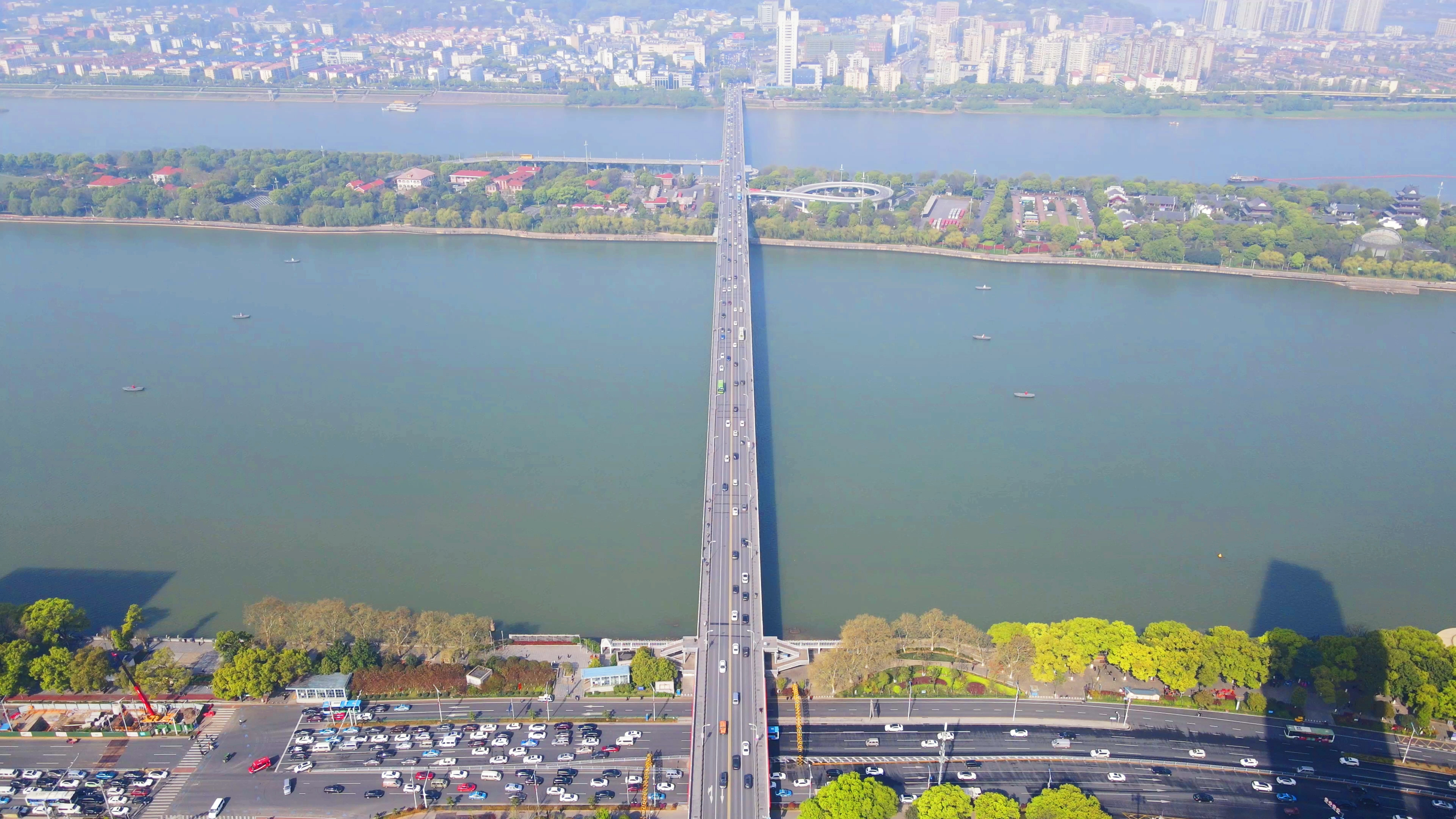 4K航拍湖南长沙橘子洲大桥地标建筑视频的预览图