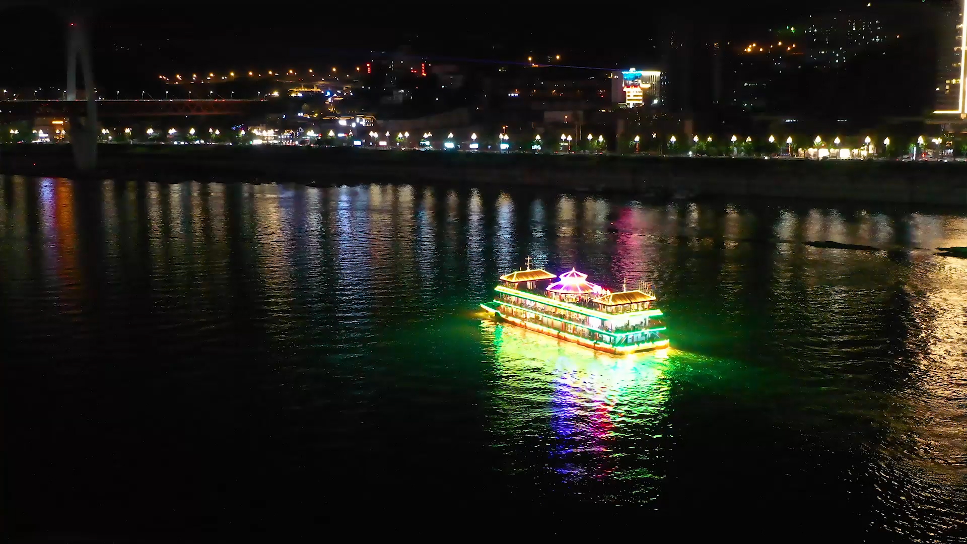 4K航拍重庆两江夜游行驶中的客轮邮轮视频的预览图