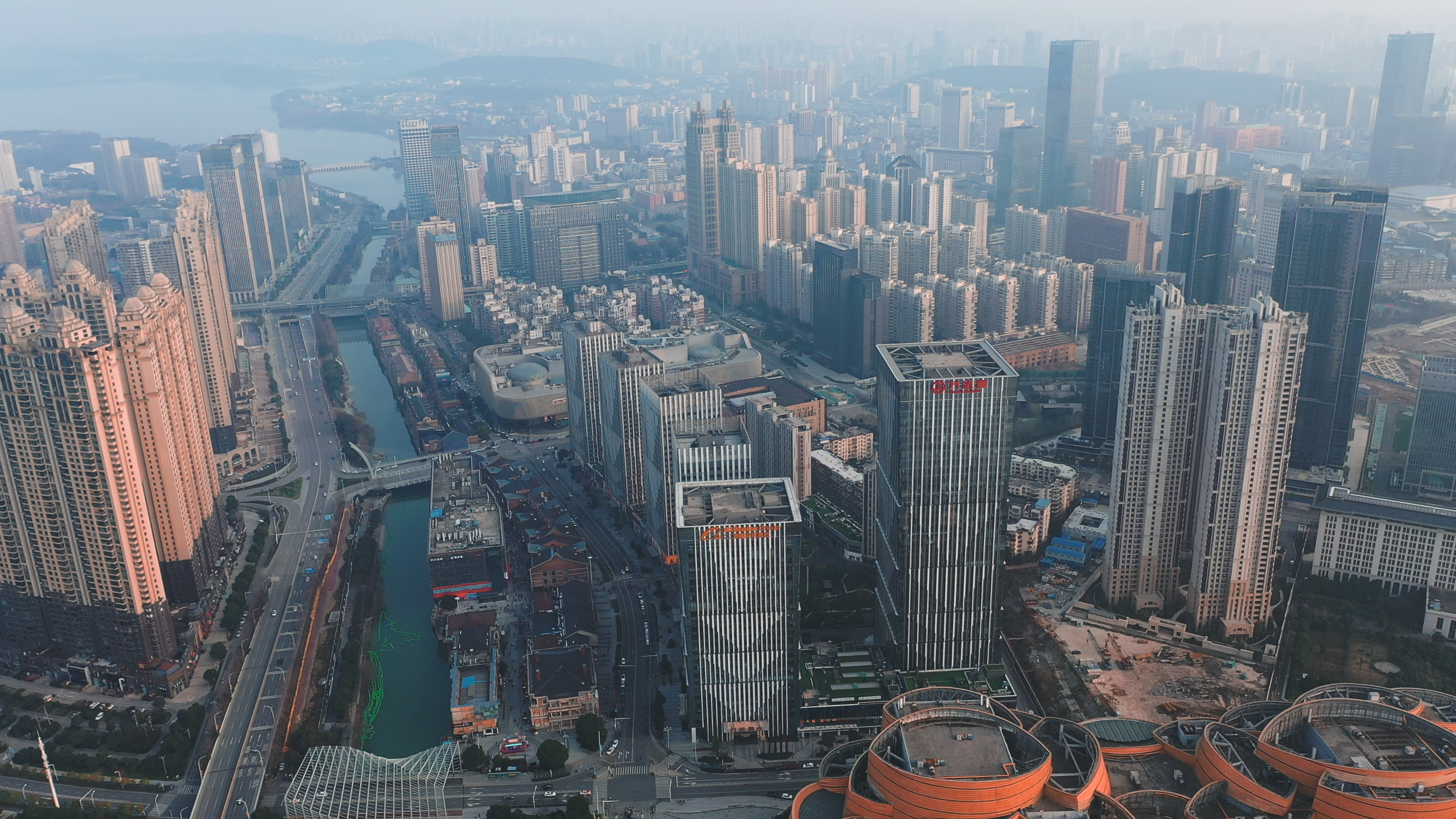 4K武汉城市建筑群汉街航拍实拍视频视频的预览图