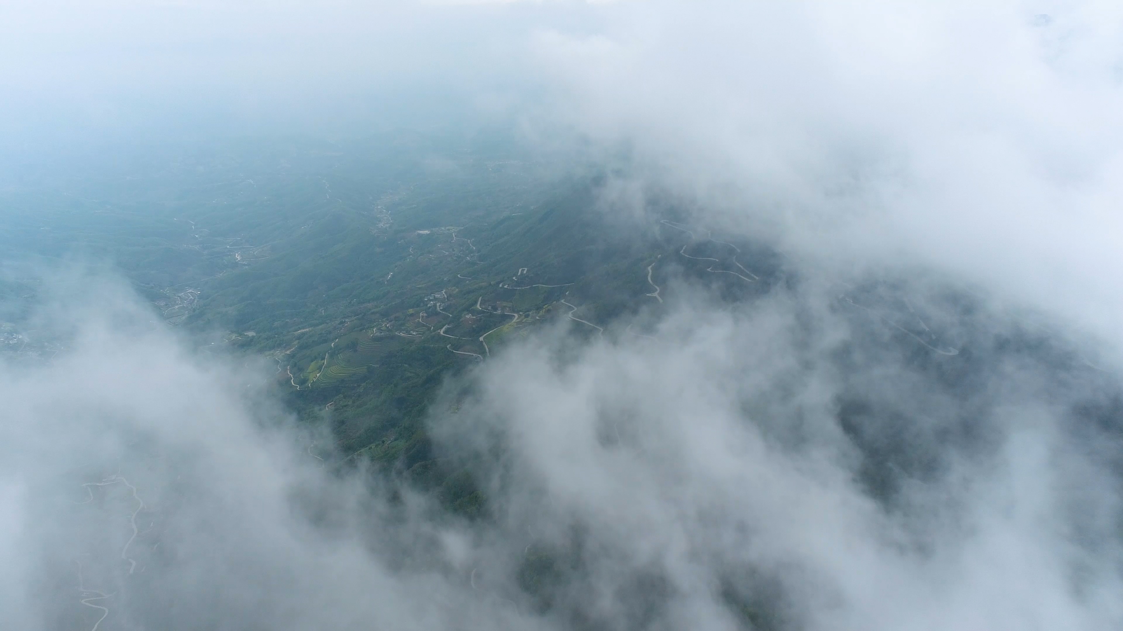 4k秦岭雨后大量云海航拍视频的预览图