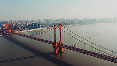 4K武汉鹦鹉洲长江大桥环绕航拍实拍视频视频的预览图