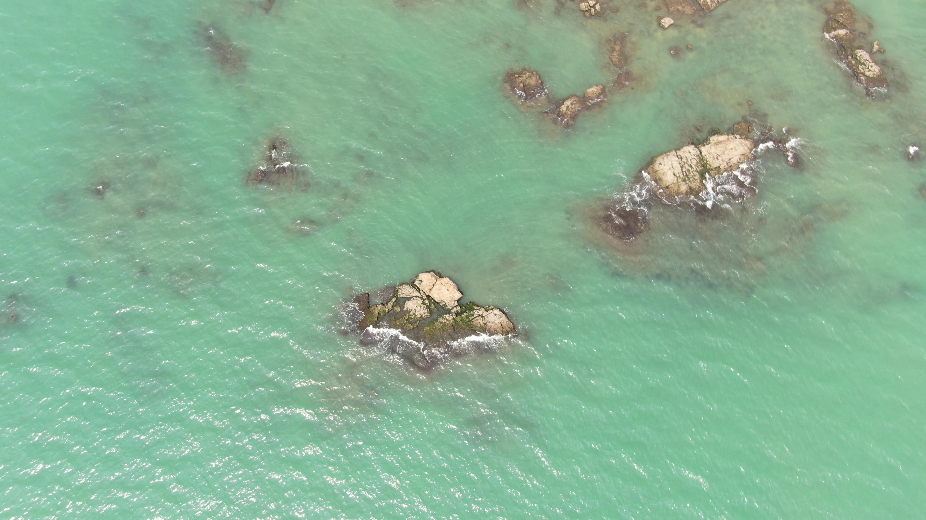 4K航拍海上礁石自然风光视频视频的预览图