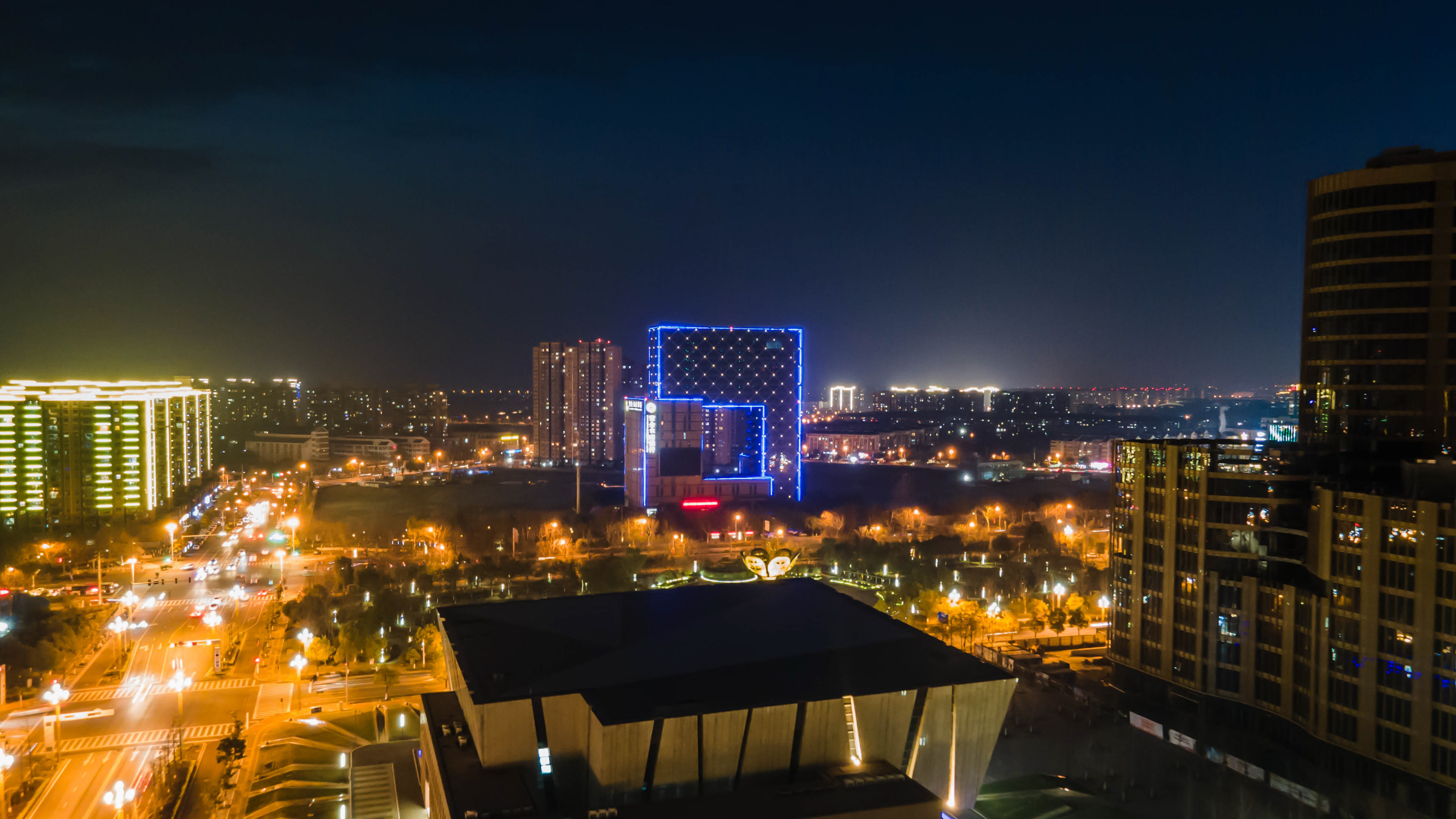 4K航拍南京六合新城市民中心夜景车流延时摄影视频视频的预览图
