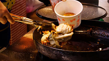 4K煎饺饺子小吃摊美食面食餐饮美食视频的预览图
