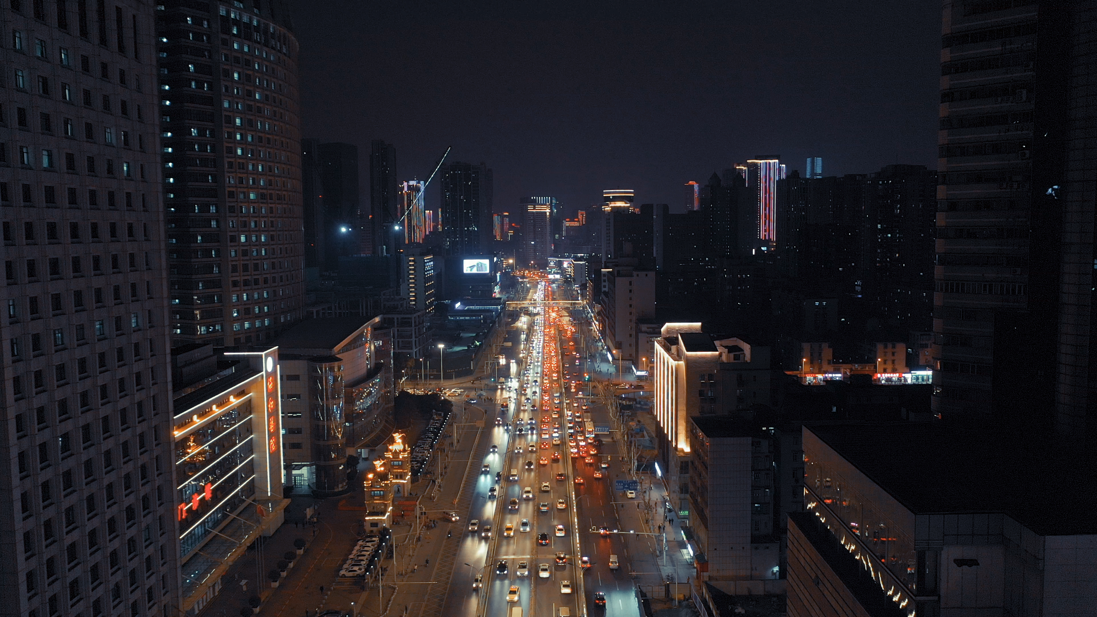 4K武汉城市协和医院交通航拍实拍视频视频的预览图