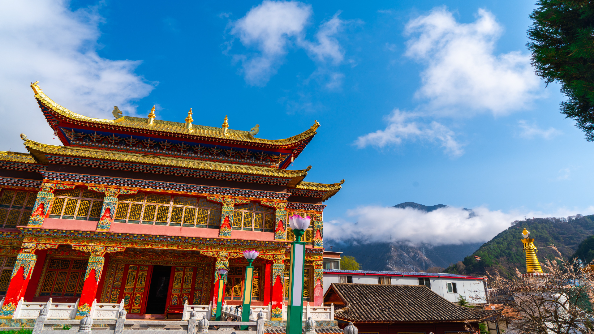 8K四川甘孜藏族康定城市信仰金刚寺延时视频的预览图